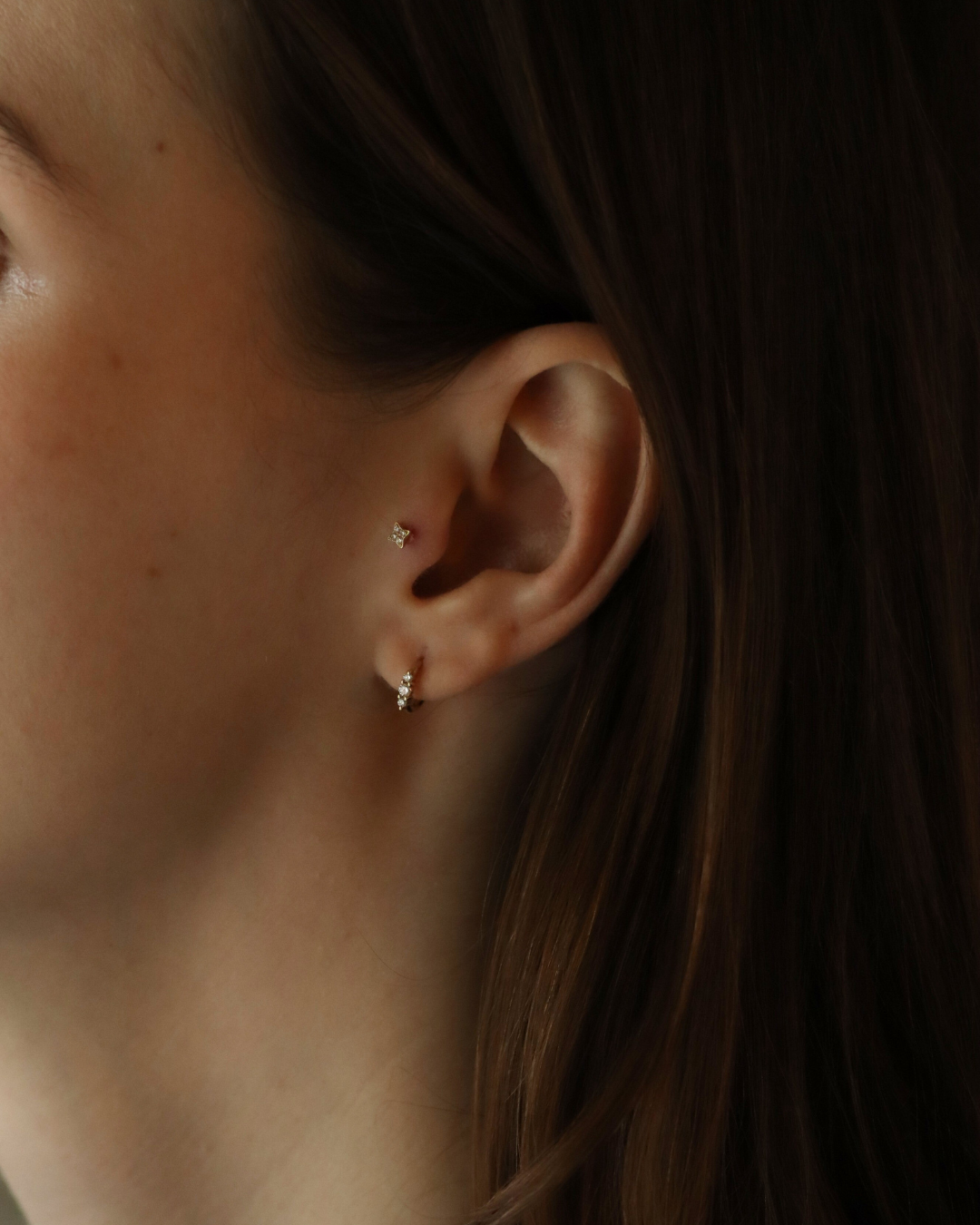 עגיל חישוק מיני אודרי עם יהלומים לבנים