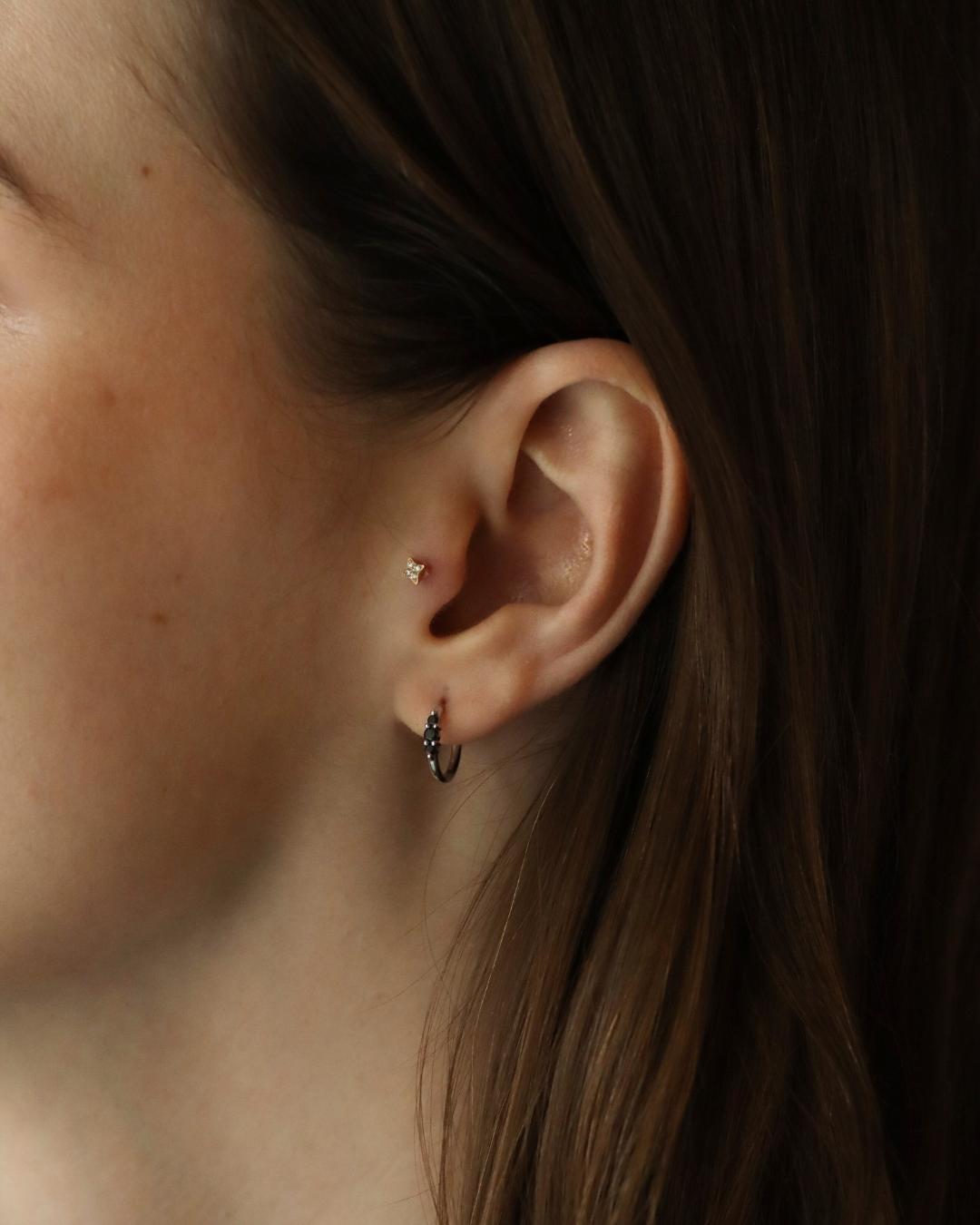 עגיל חישוק אודרי עם יהלומים שחורים