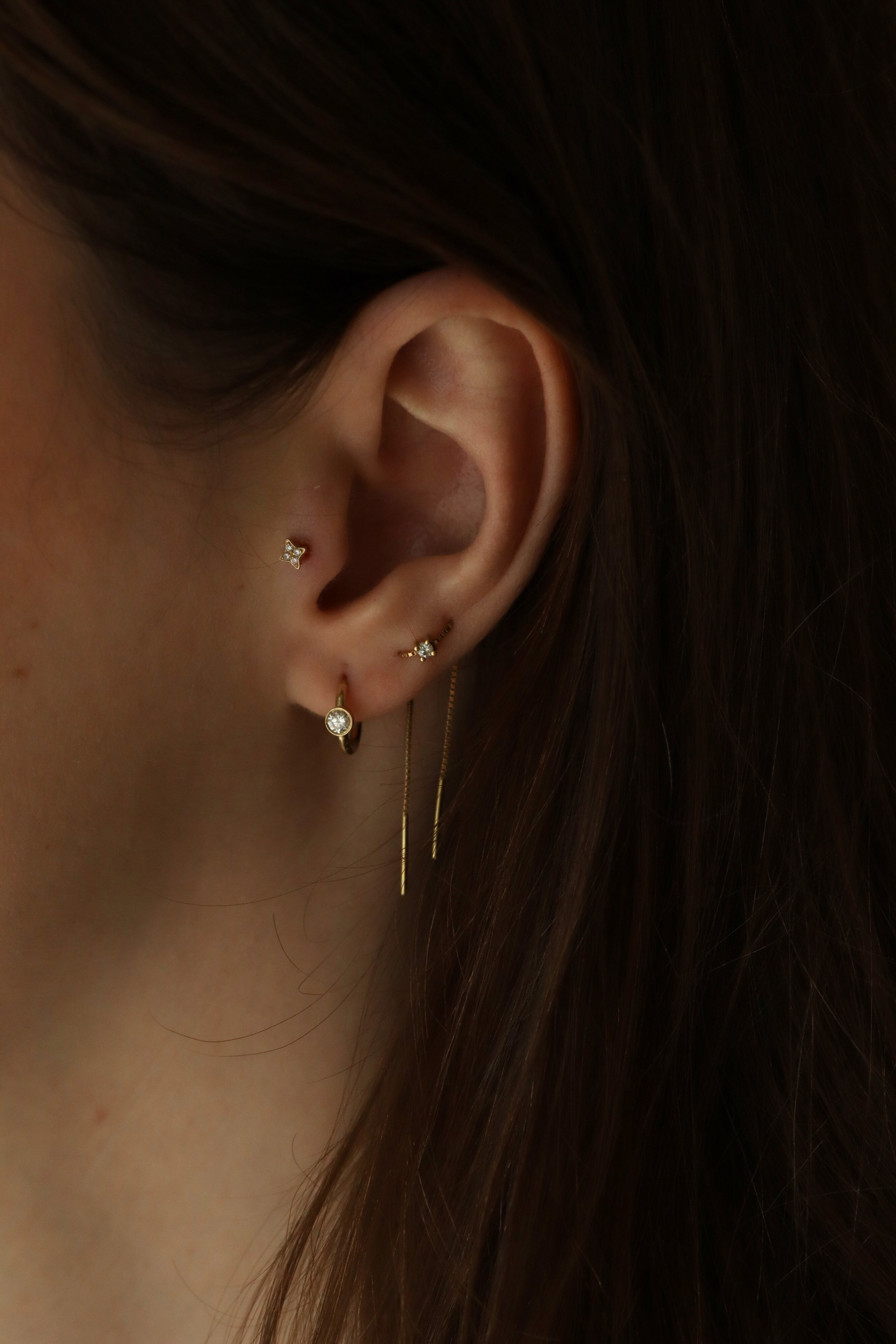 עגיל חישוק מיני אלכסיס מוגדל יהלום לבן