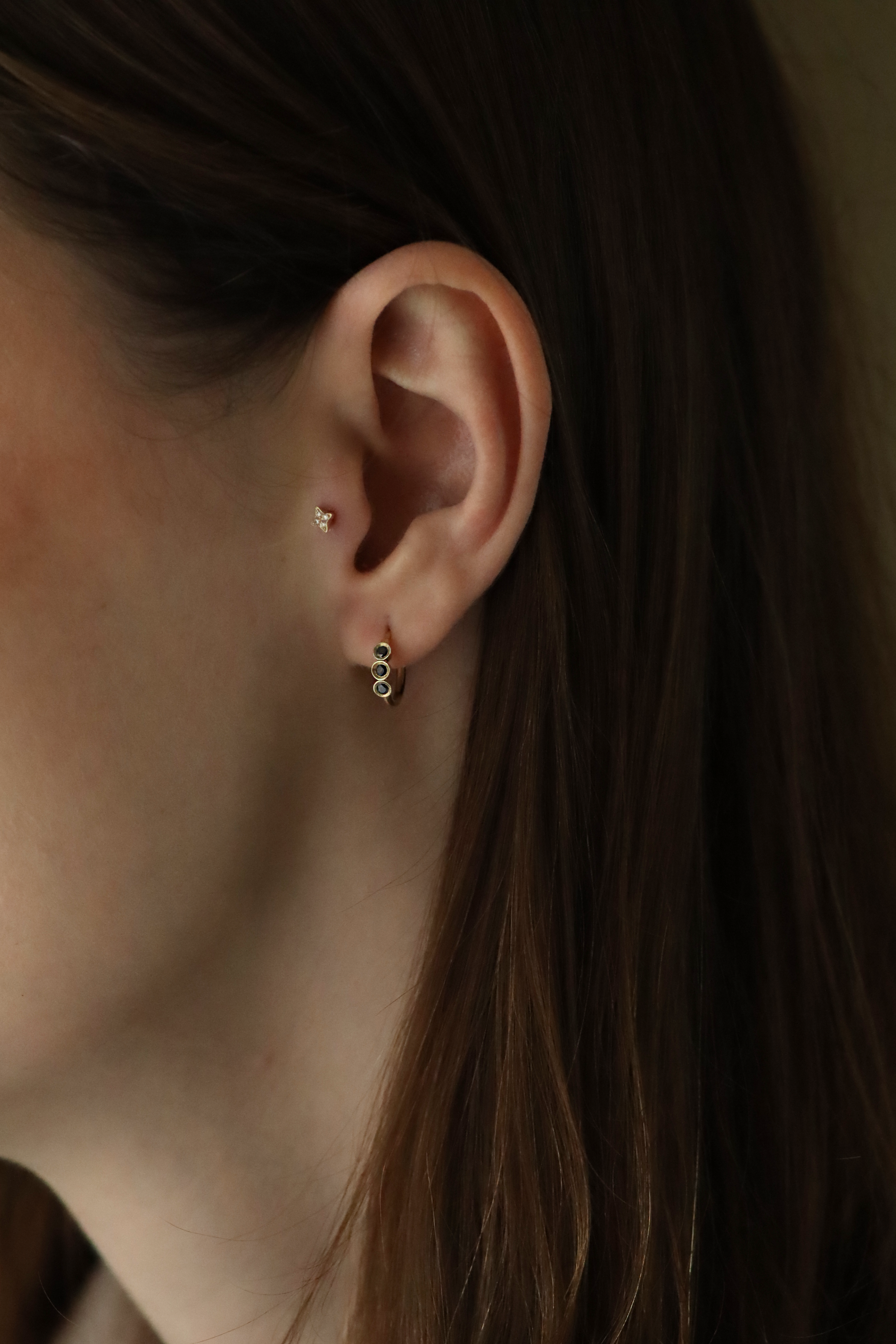 עגיל חישוק אלין - יהלום שחור