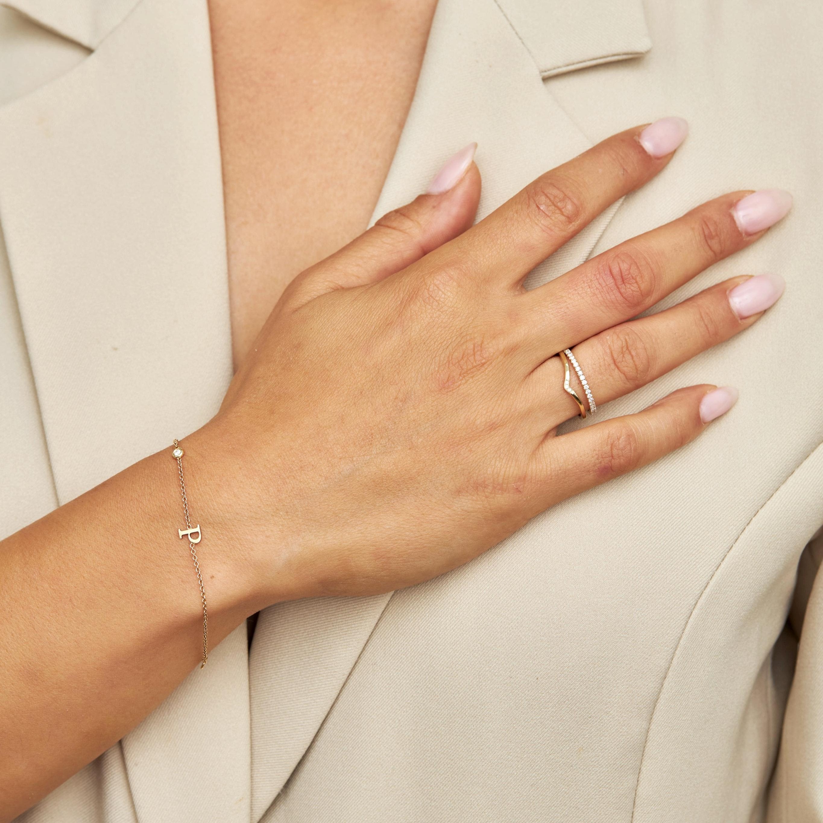 צמיד אות אנגלית עם יהלום