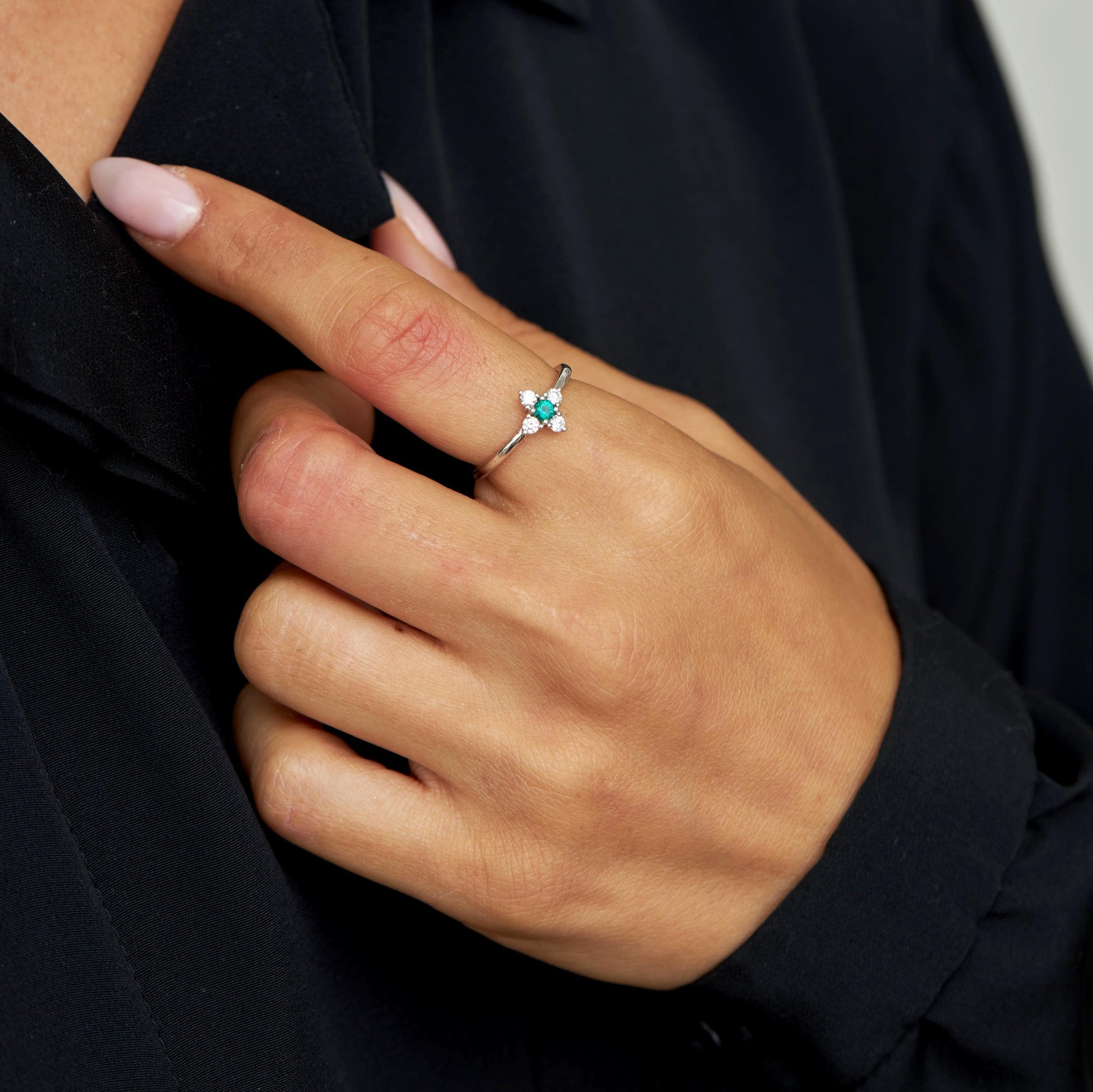 טבעת אליאנה אמרלד ויהלומים