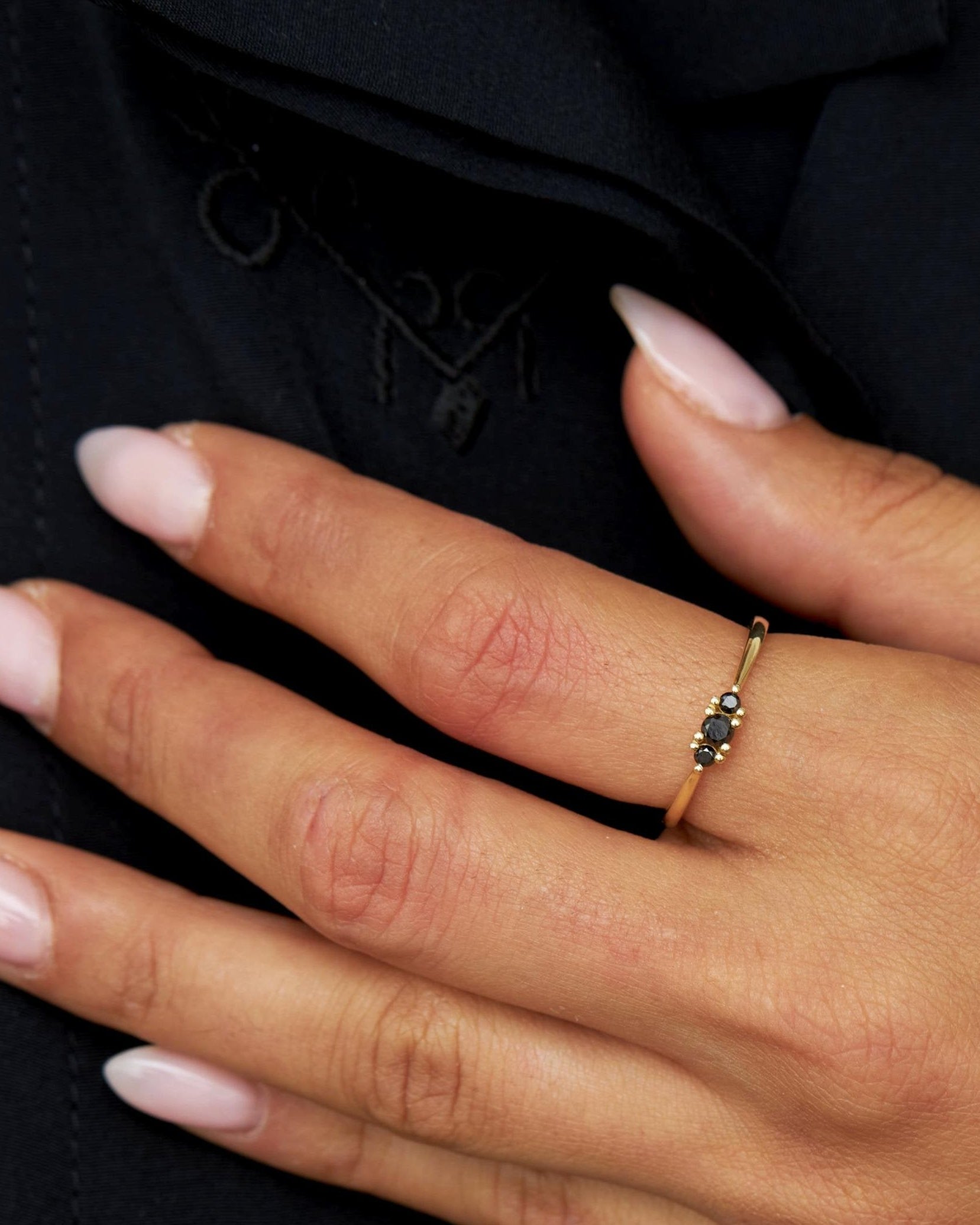 טבעת אודרי יהלומים שחורים 3 מ"מ