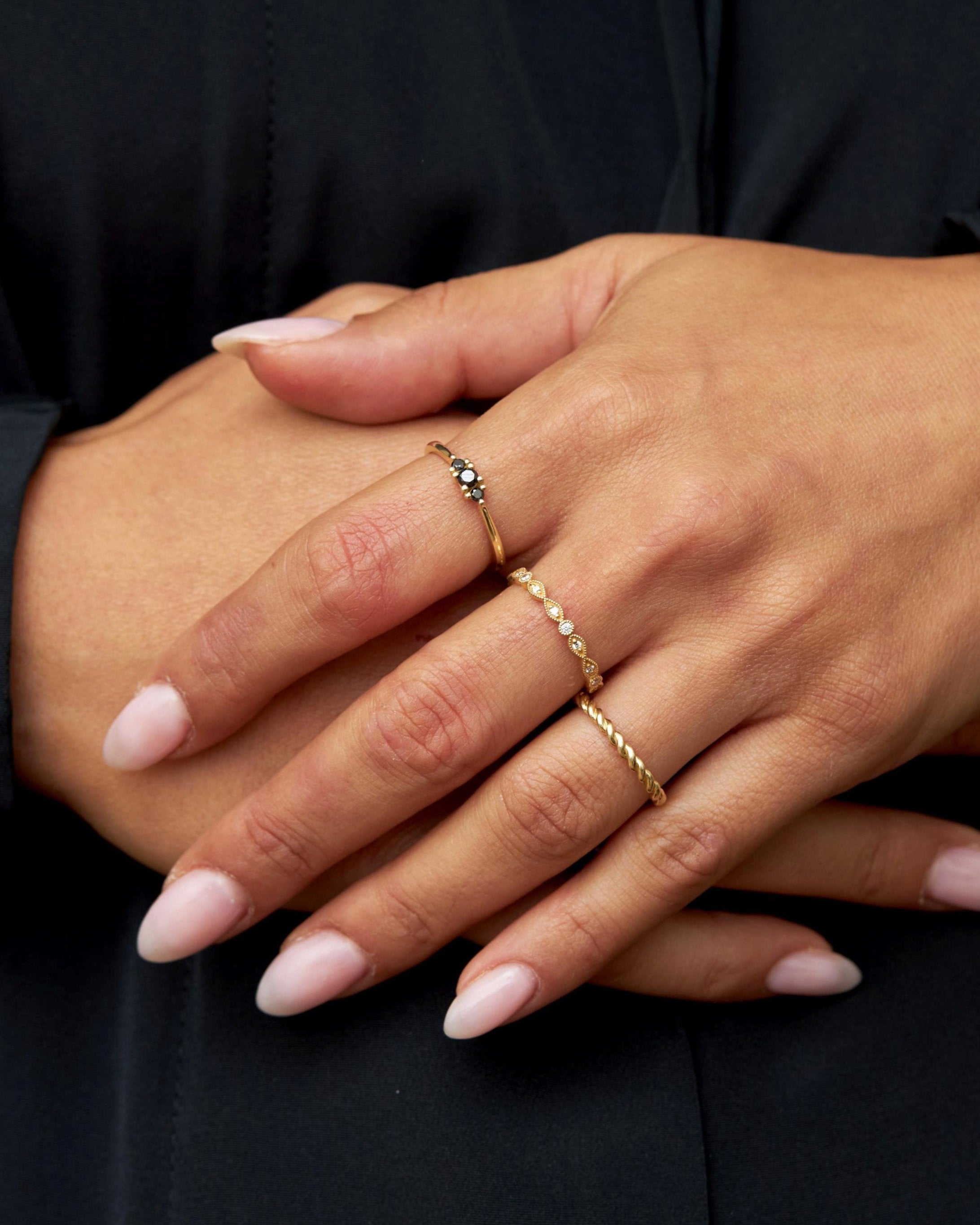 טבעת אודרי יהלומים שחורים 3 מ"מ