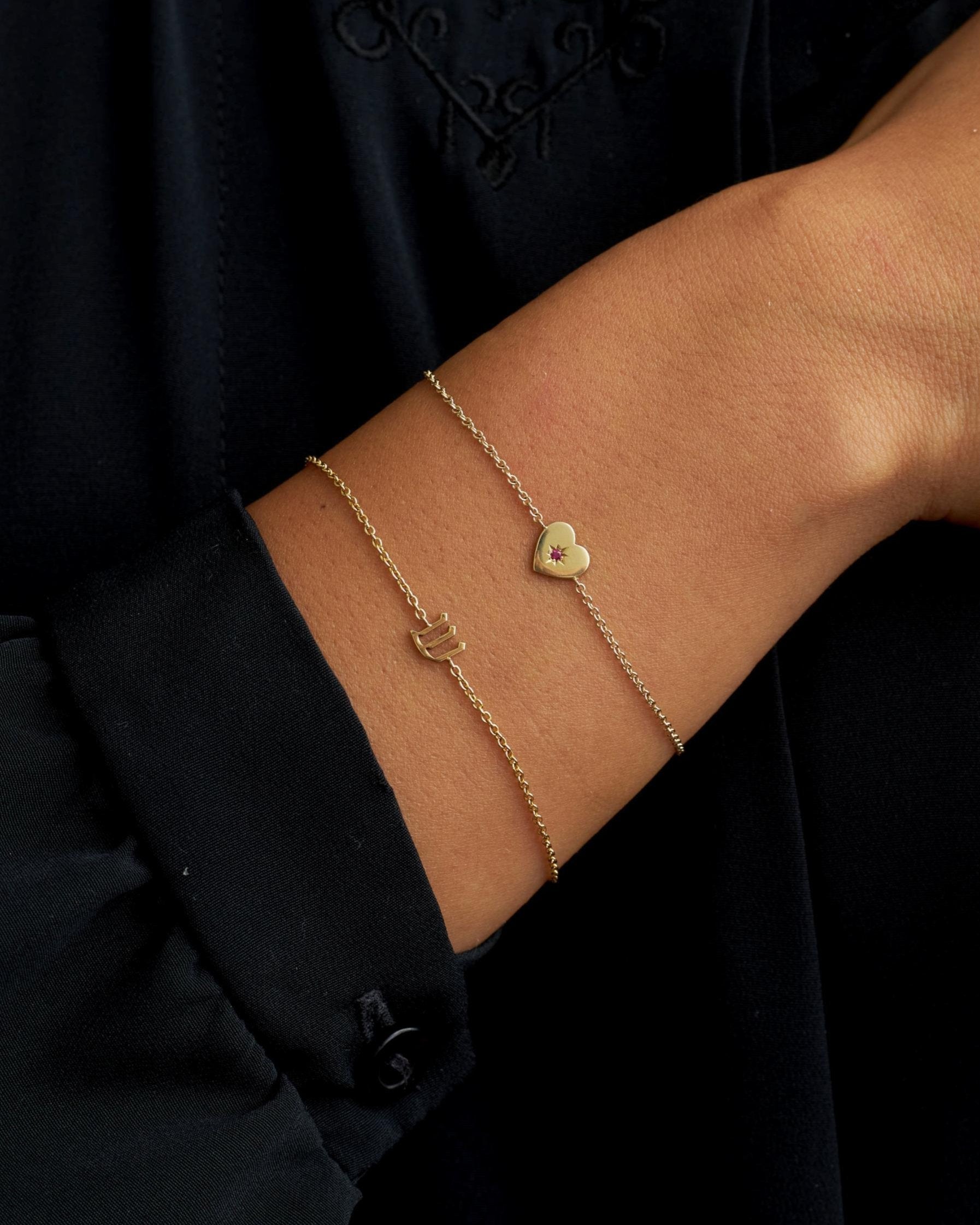 צמיד זהב אות בעברית