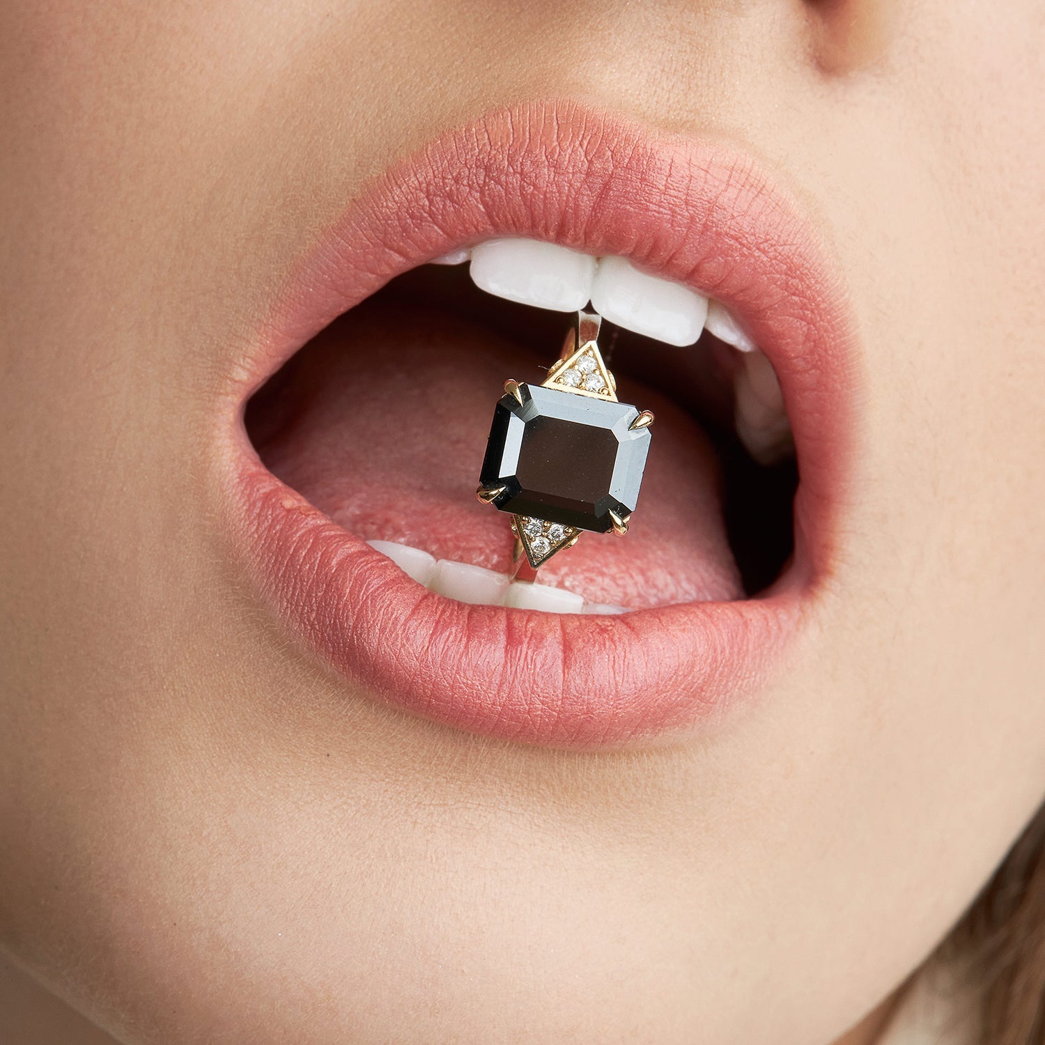 טבעת מייגן מוגדלת עם מוסונייט