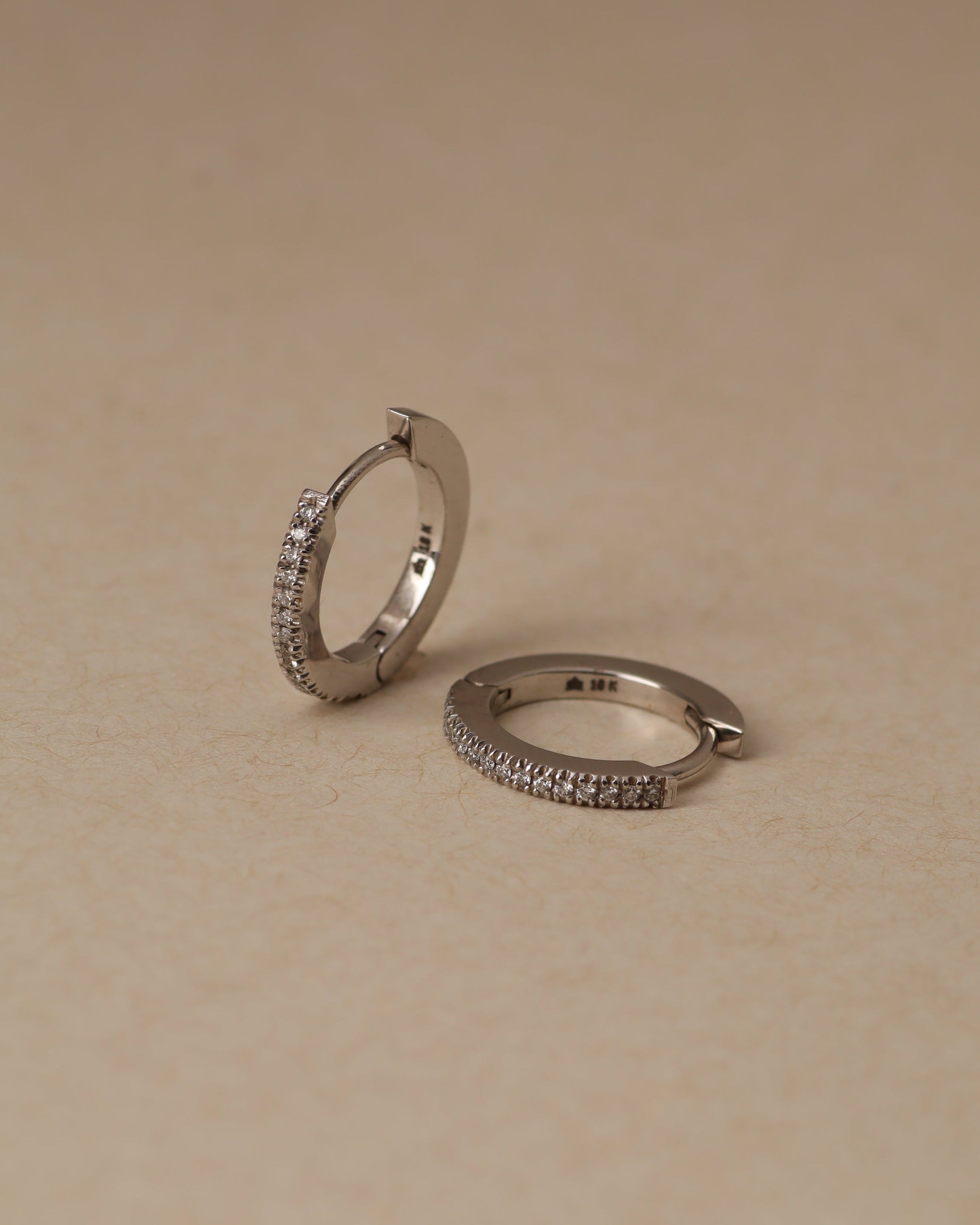 עגיל חישוק קלואי גדול - 13.5 מ"מ יהלומים לבנים