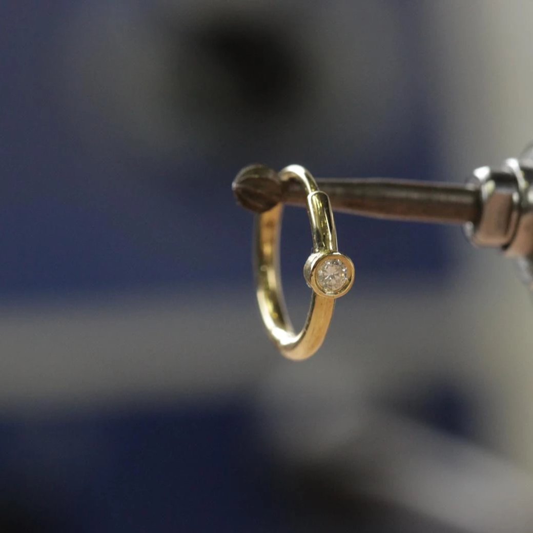 עגיל חישוק זהב אלכסיס עם יהלום לבן