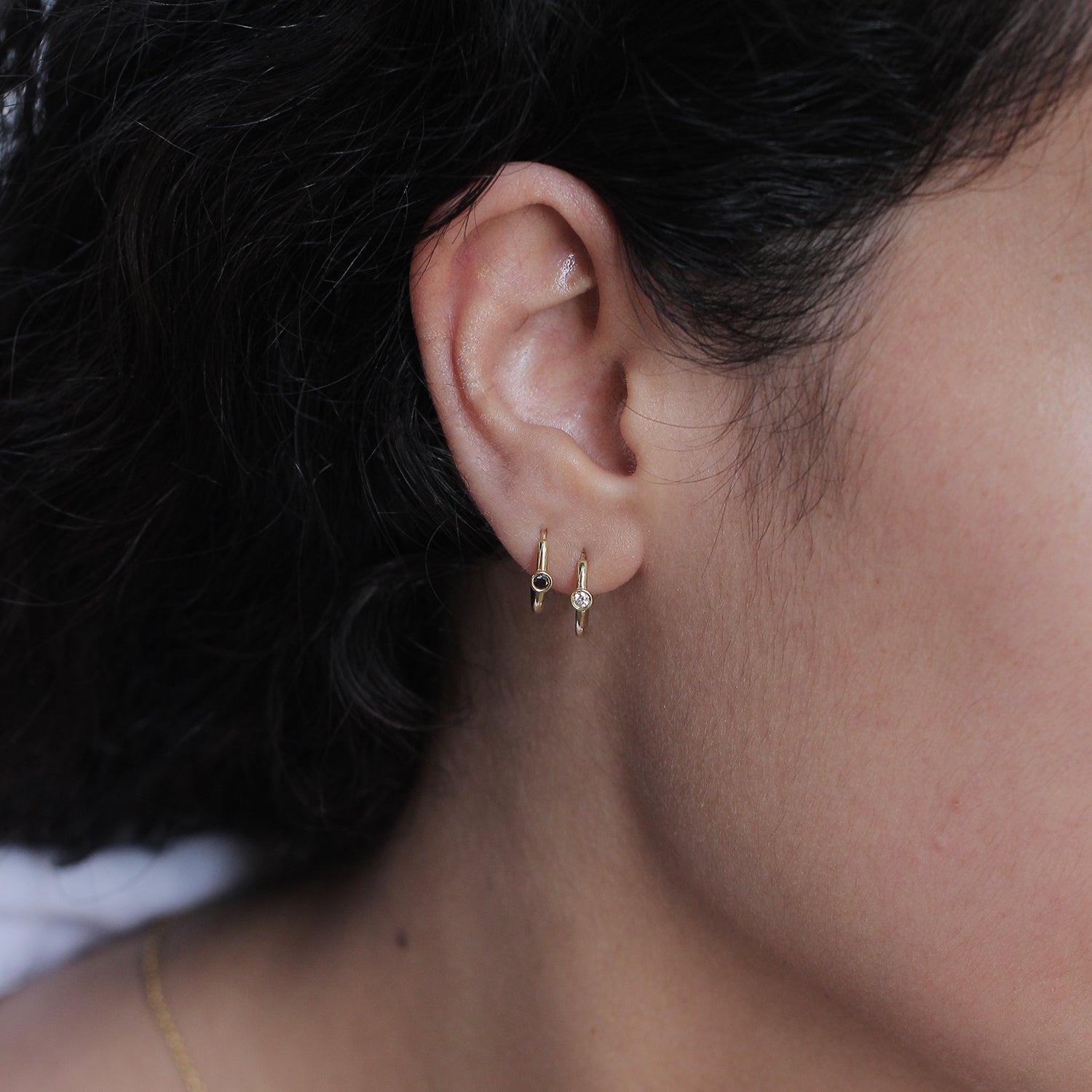 עגיל חישוק זהב אלכסיס עם יהלום שחור