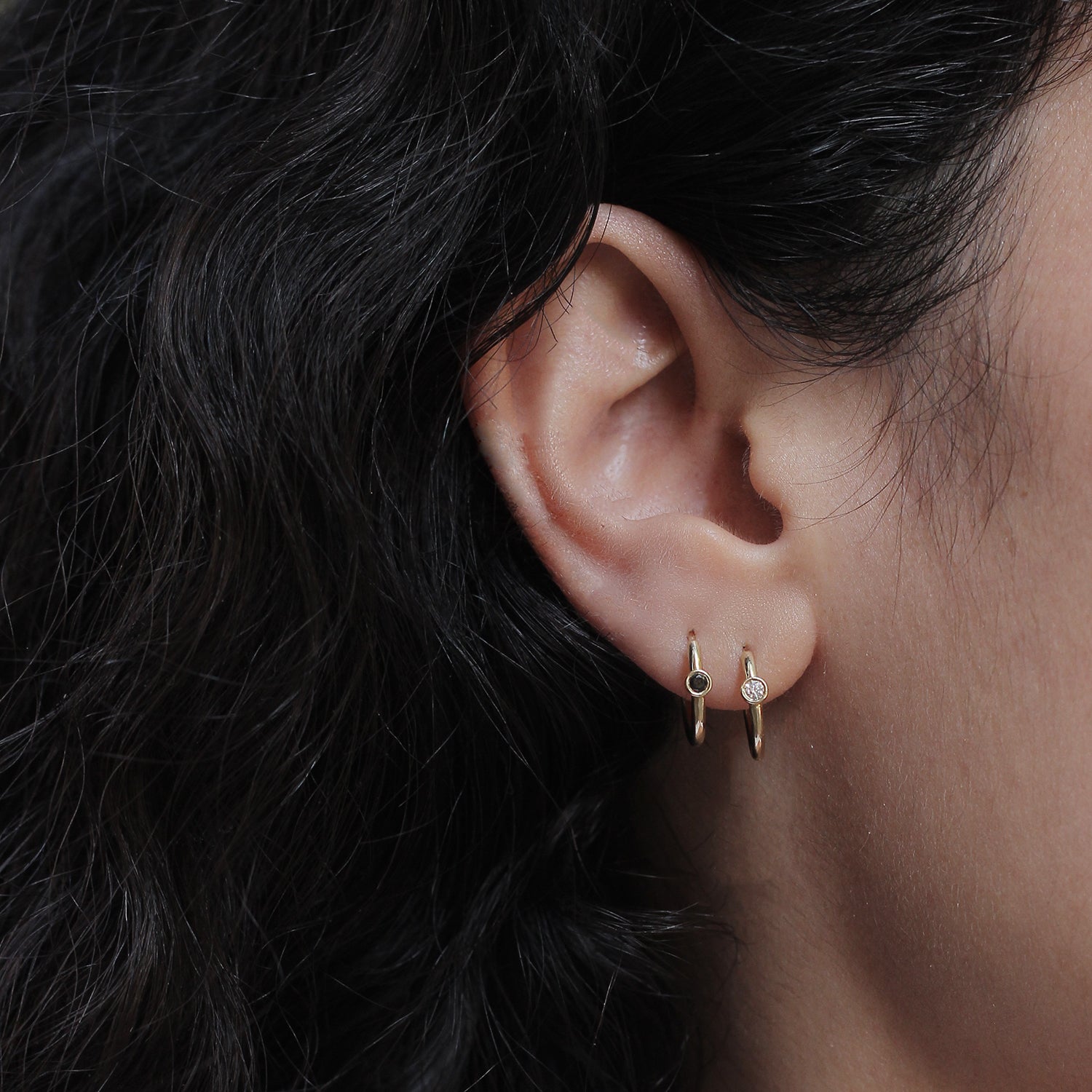 עגיל חישוק זהב אלכסיס עם יהלום לבן