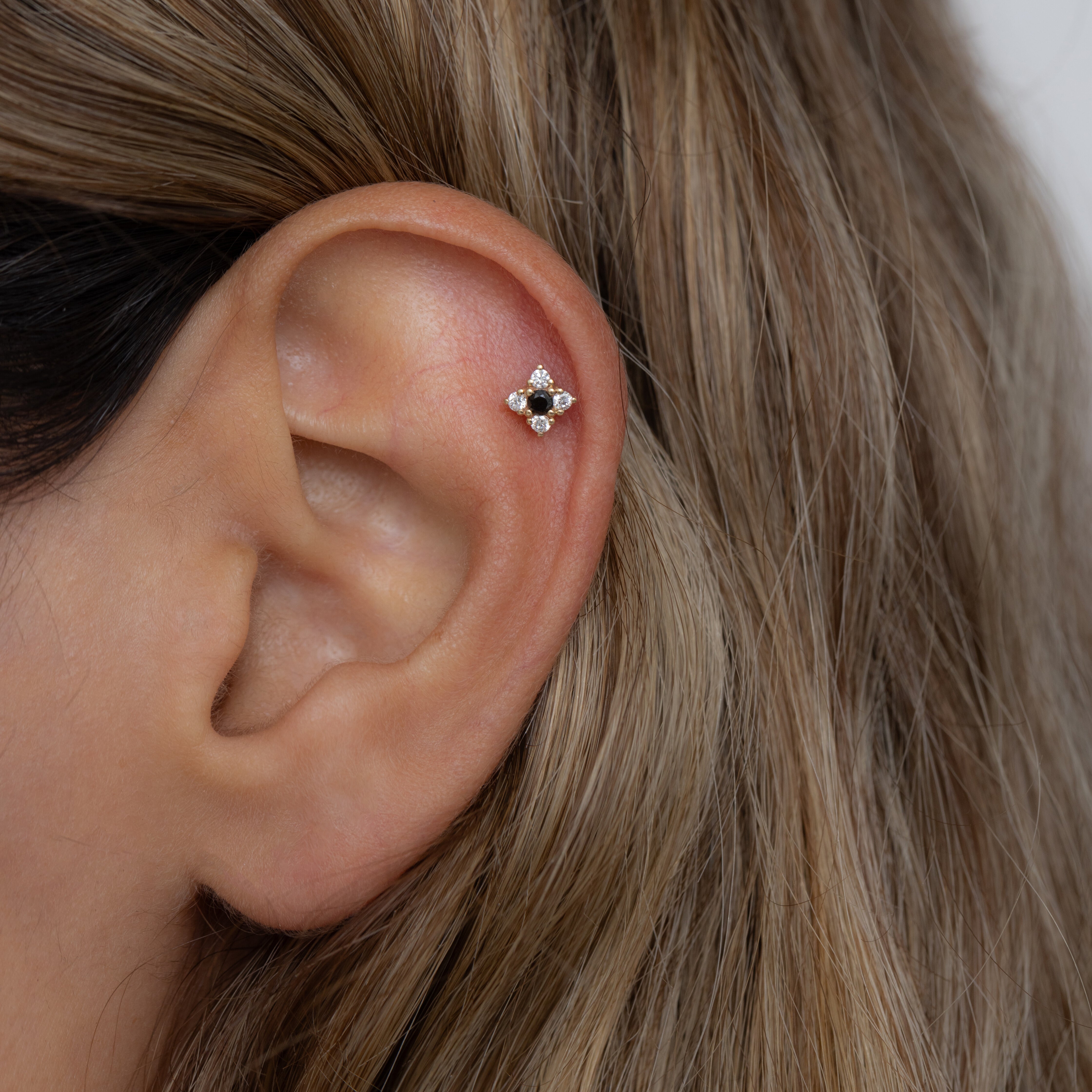 עגיל פירסינג מיני אליאנה שיבוץ שחור לבן