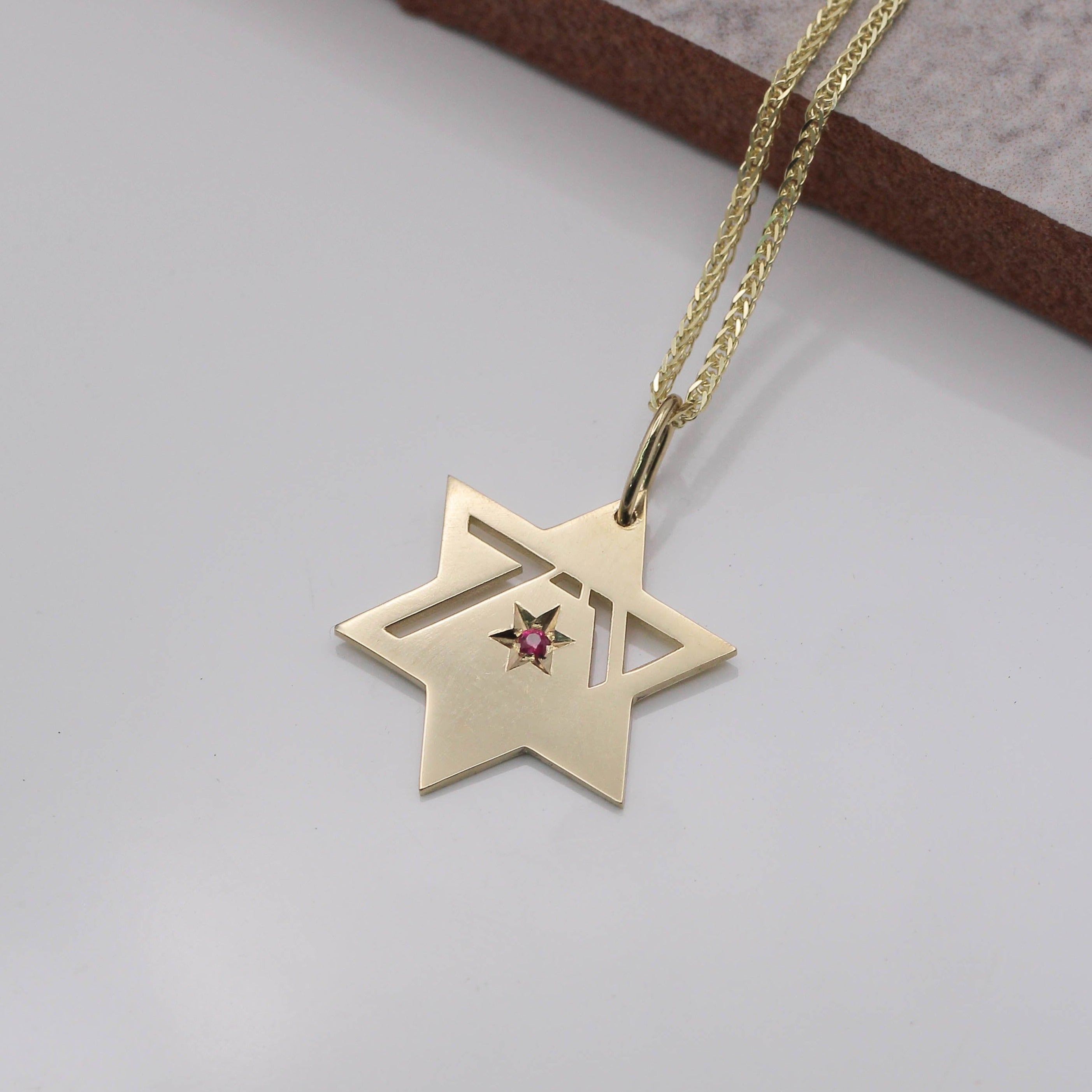 תליון הגבורה עם רובי