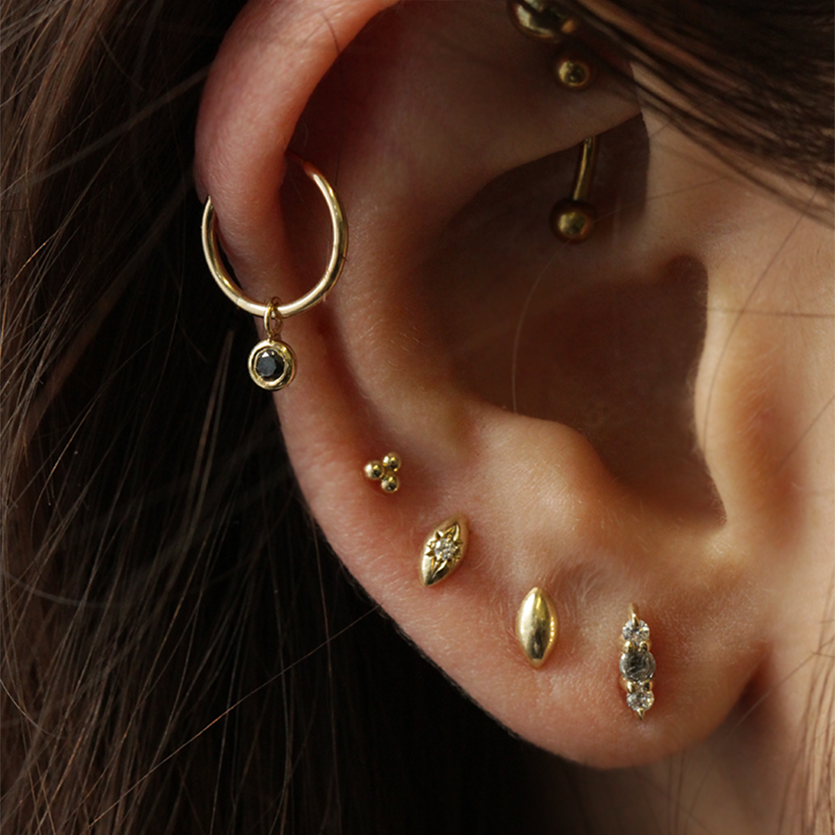 עגיל חישוק אלכס עם יהלום שחור