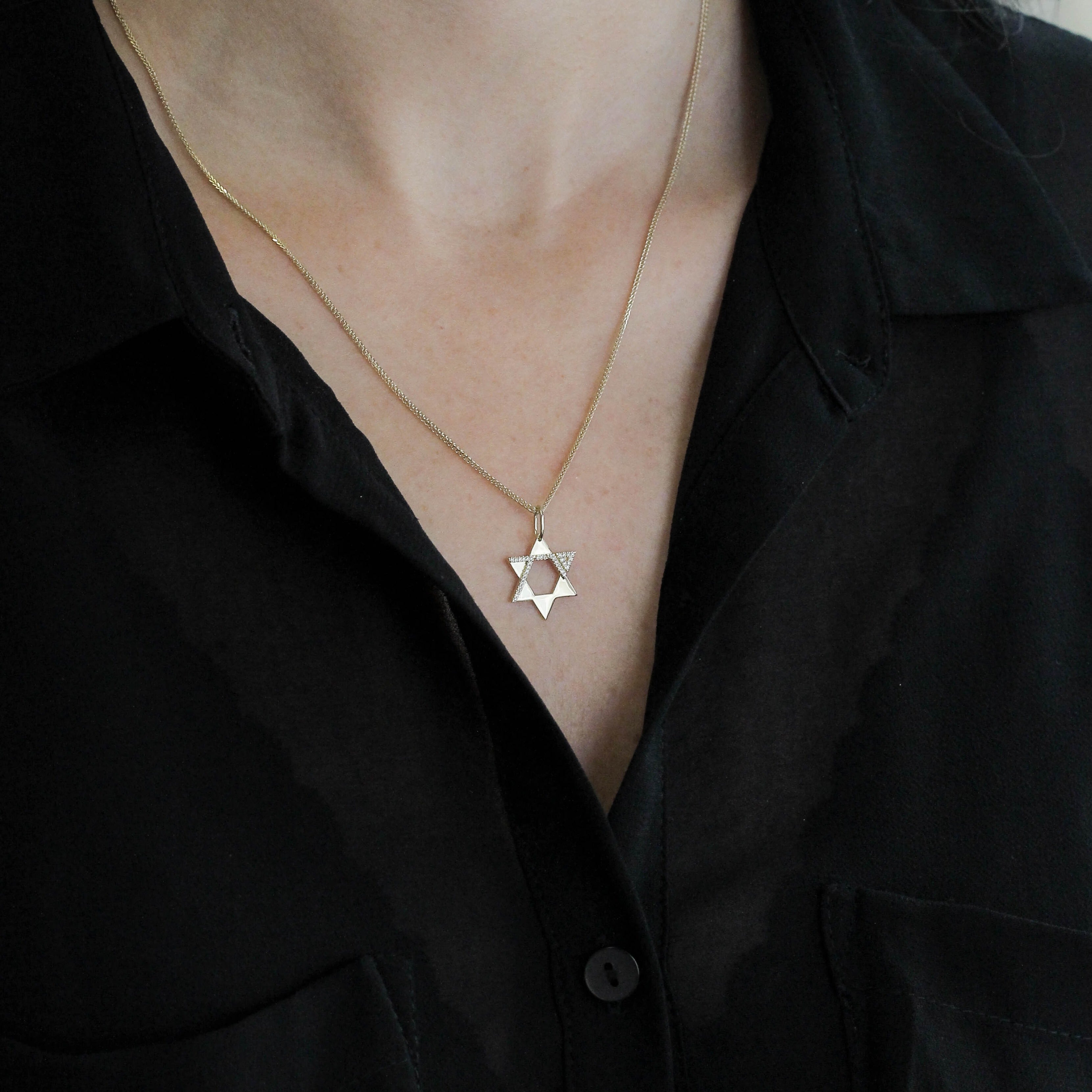 תליון הגבורה משובצת חלולה