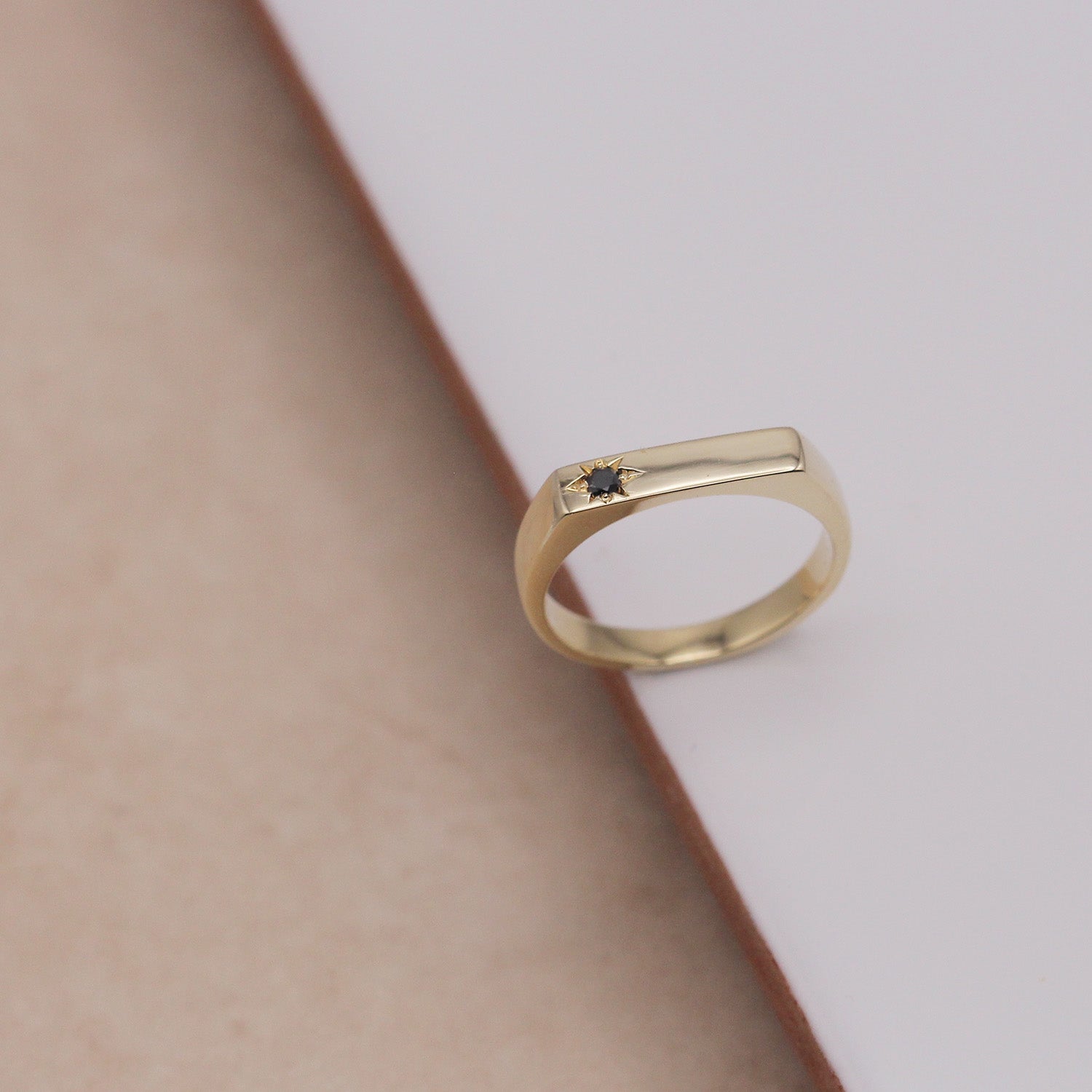 טבעת שרלוט עם יהלום שחור בשיבוץ כוכב