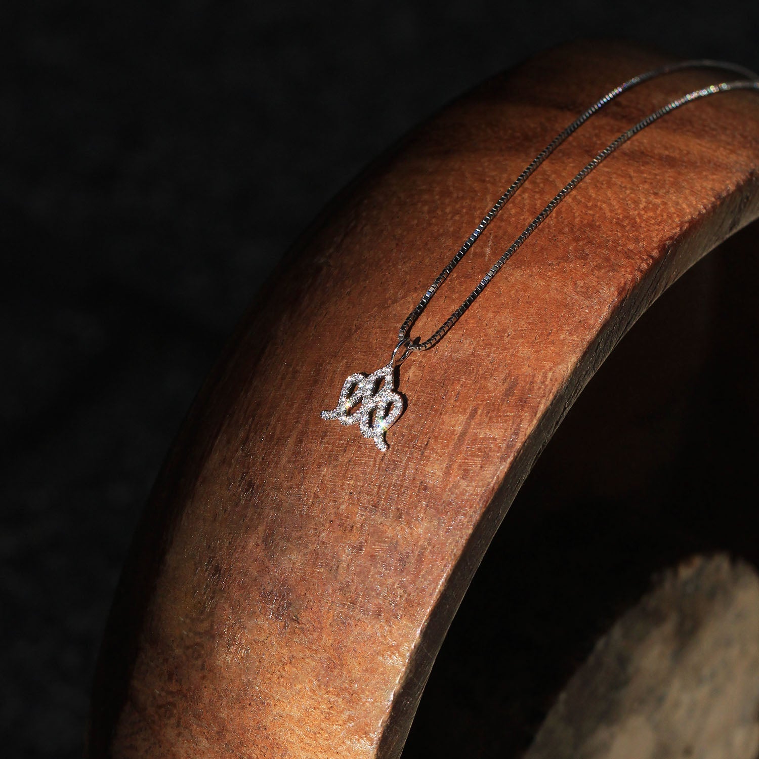 שרשרת כתר זהב משובץ