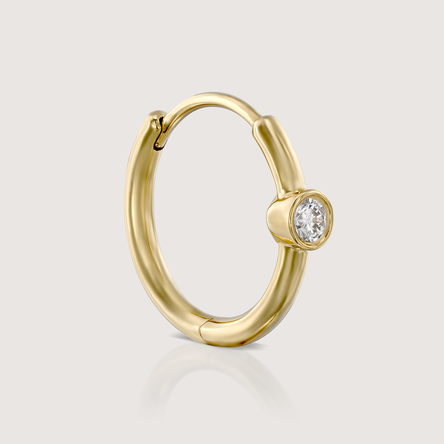 עגיל חישוק זהב אלכסיס עם יהלום לבן