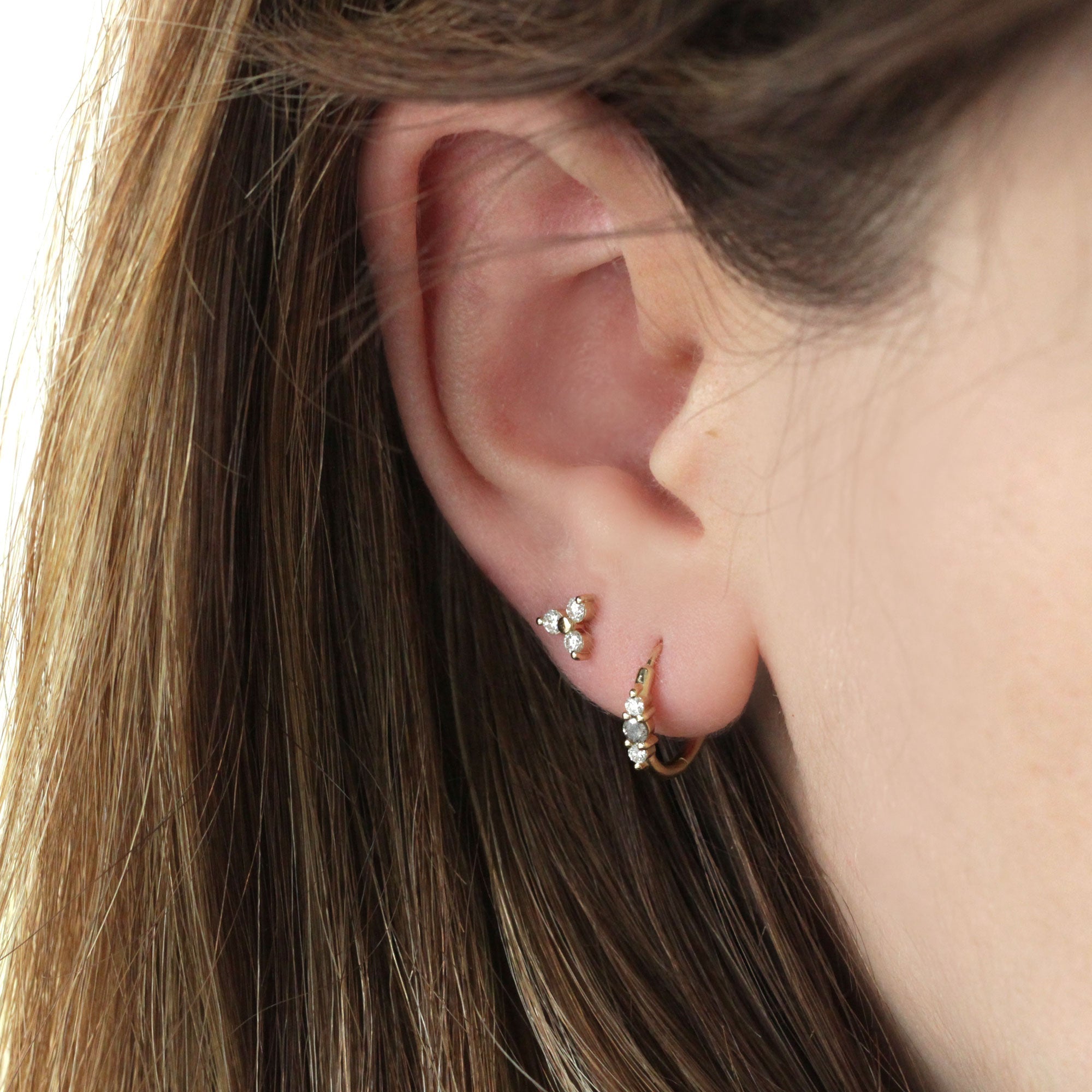 עגיל חישוק אודרי עם יהלומים אפור לבן