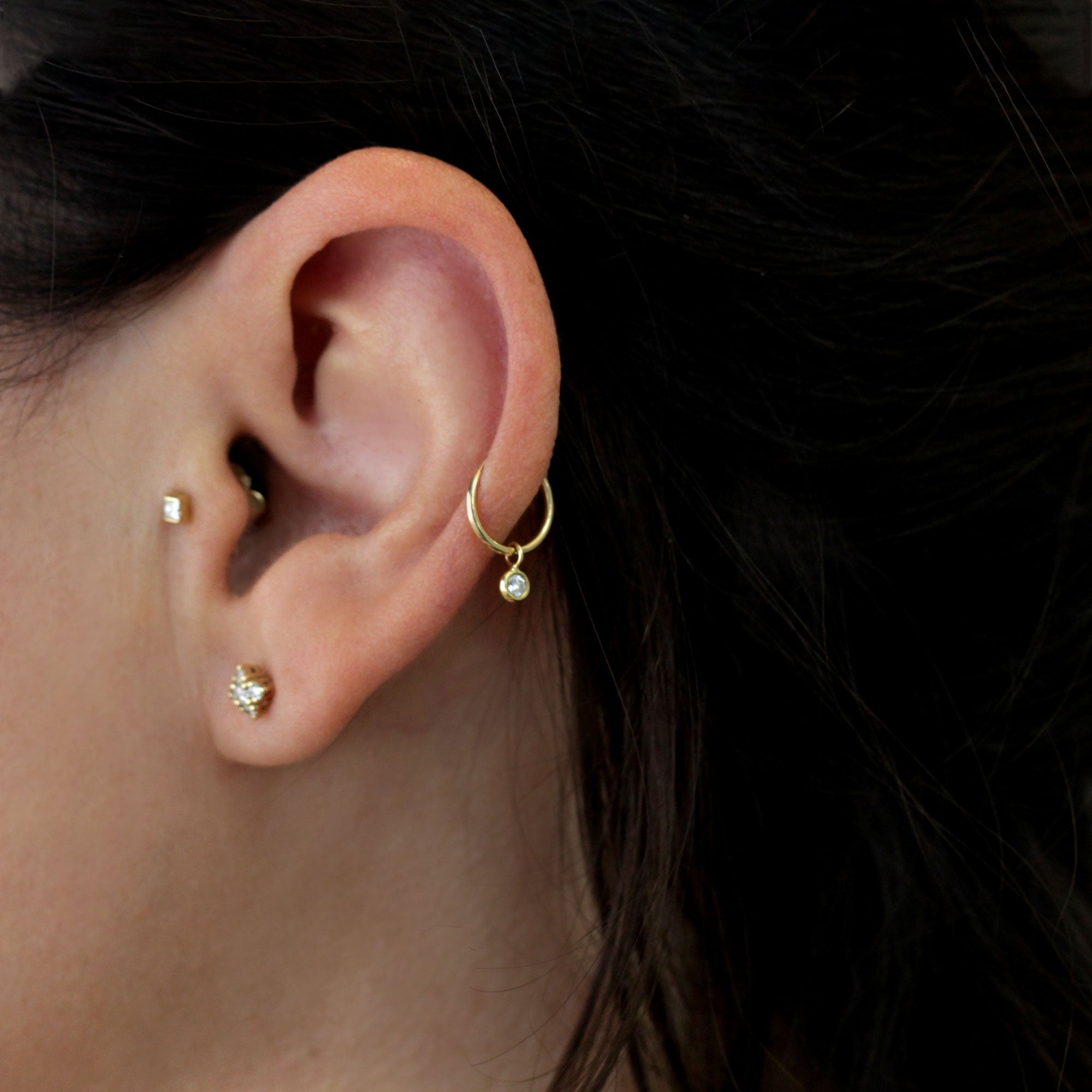 עגיל חישוק אלכס עם יהלום לבן