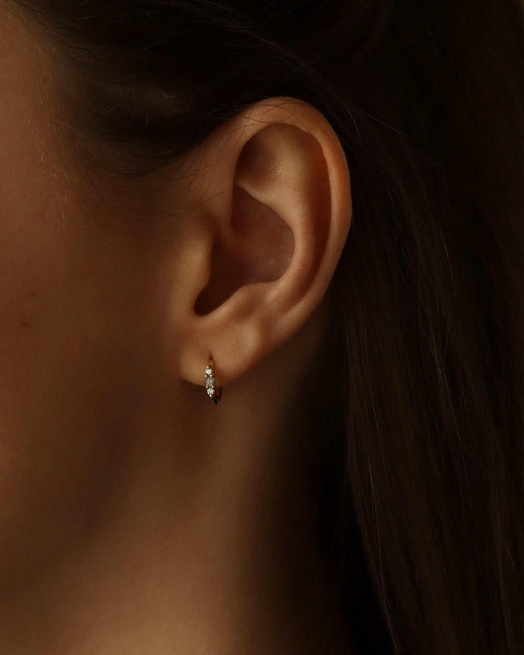 עגיל חישוק אודרי עם יהלומים אפור לבן