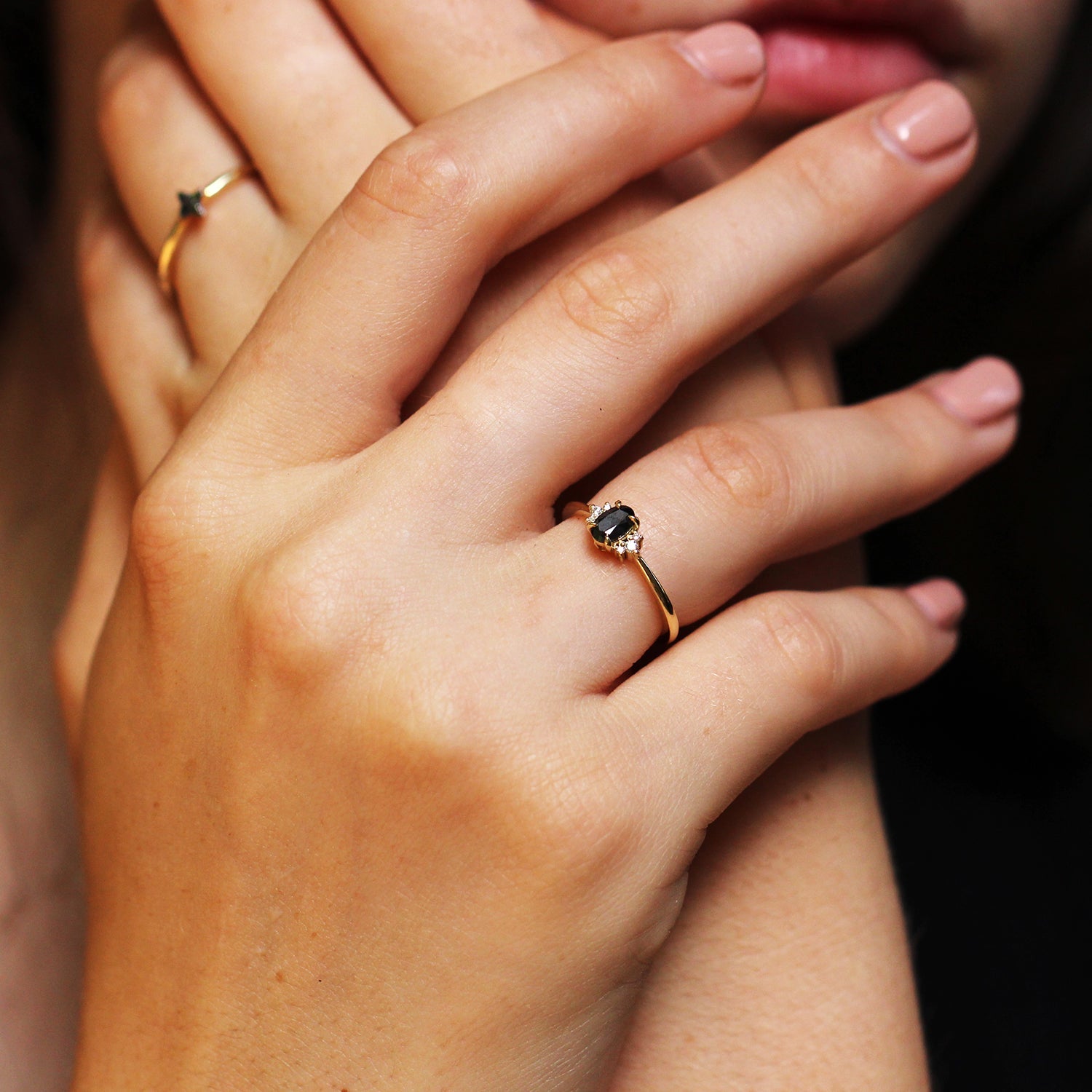 טבעת אלה עם יהלום מרכזי שחור