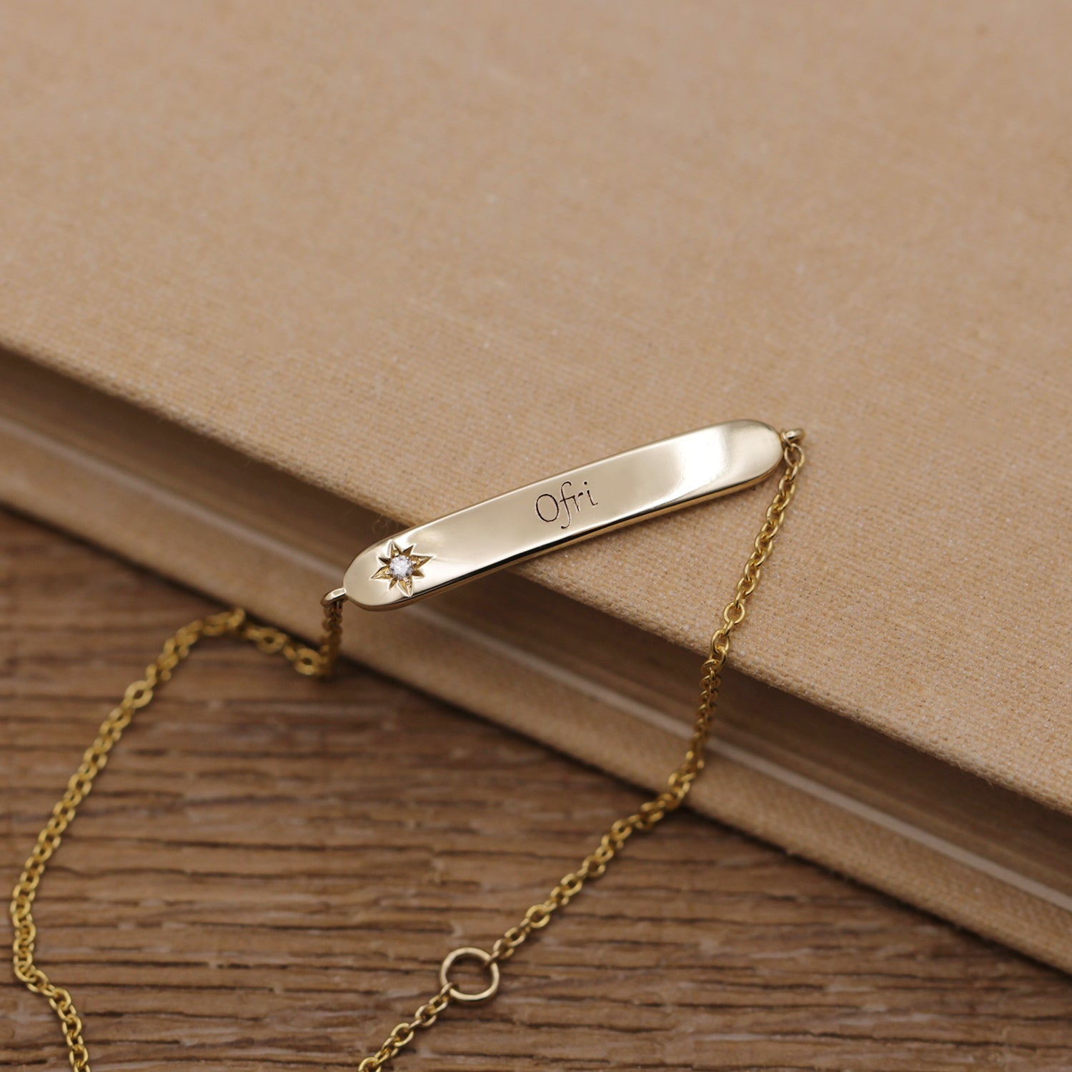 צמיד פלורנס עם יהלום בשיבוץ כוכב וחריטה