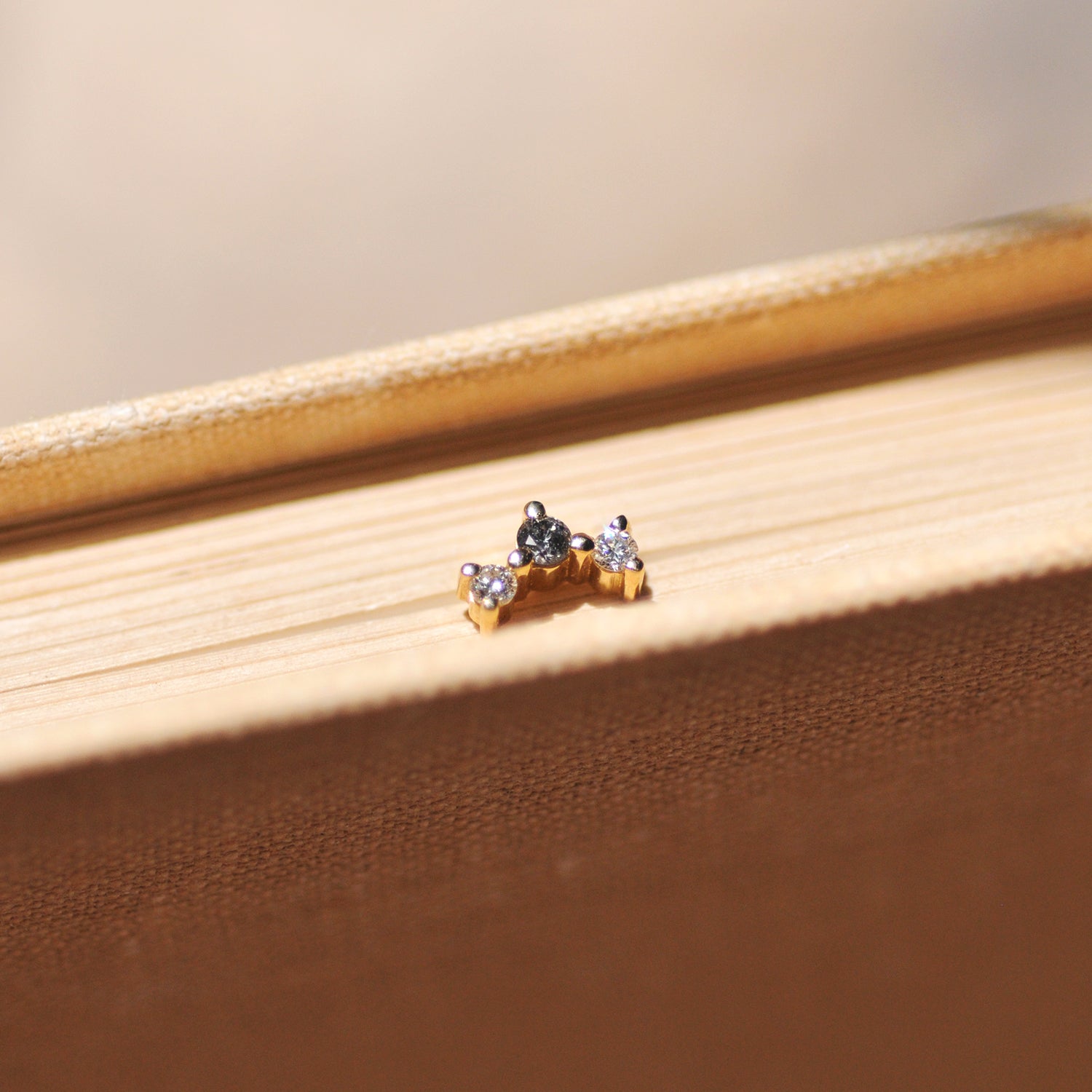 עגיל פרידה יהלומים לבנים ואפורים