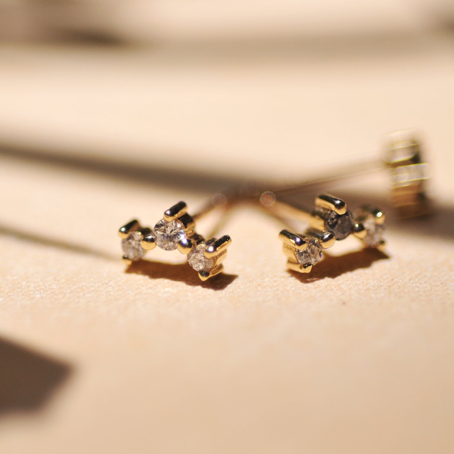 עגיל פרידה יהלומים לבנים ואפורים