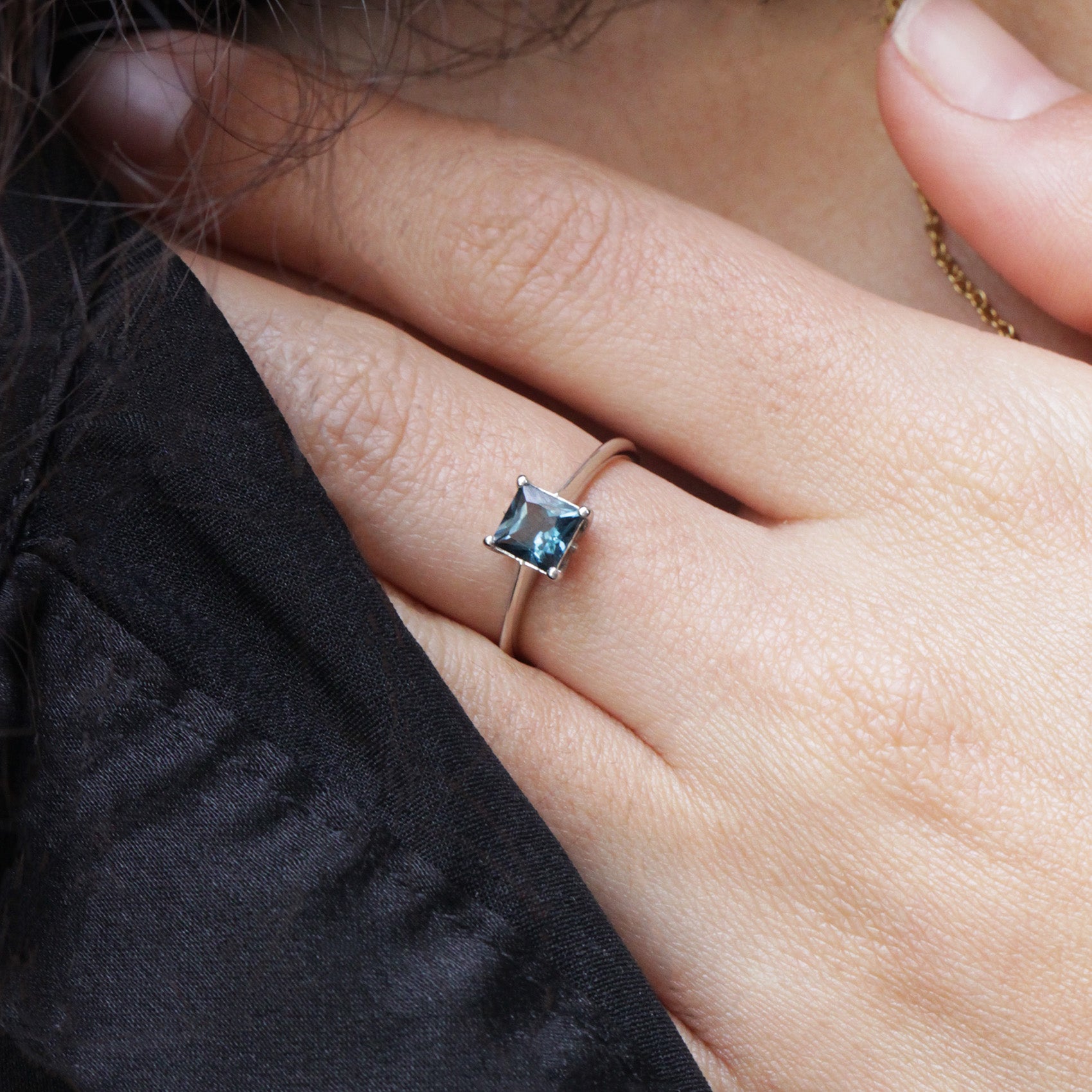 טבעת גארבו עם בלו טופז