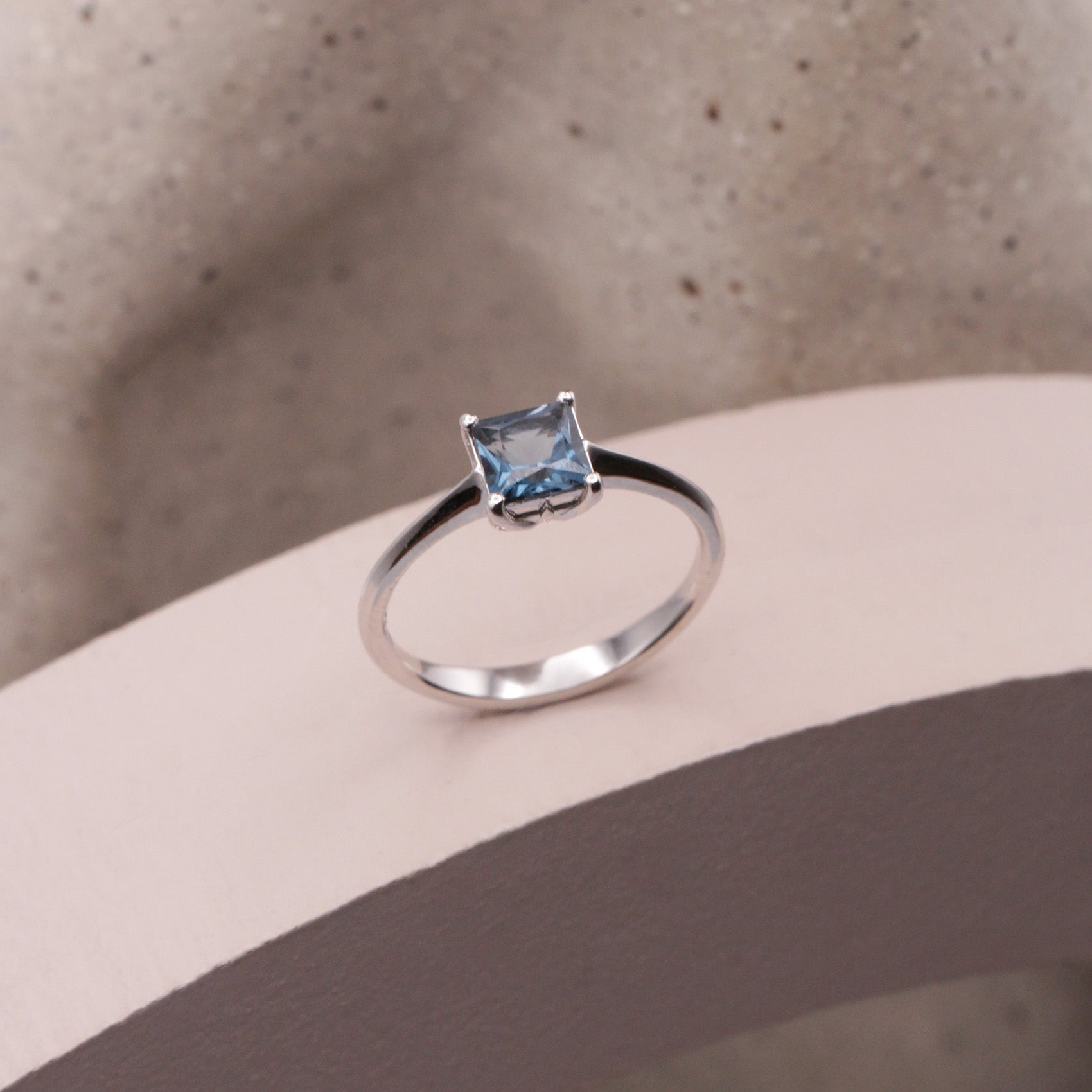 טבעת גארבו עם בלו טופז