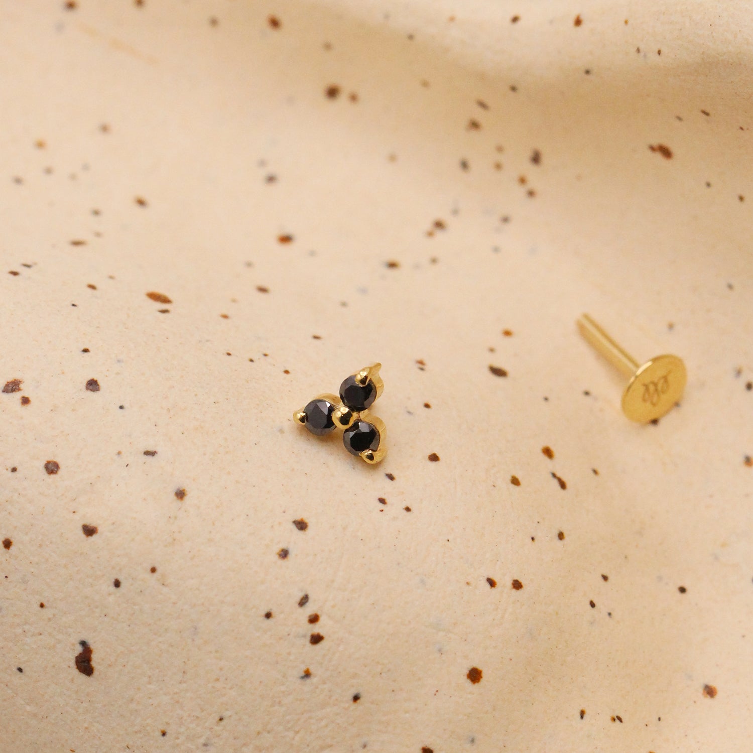 עגיל פירסינג גרייס יהלומים שחורים