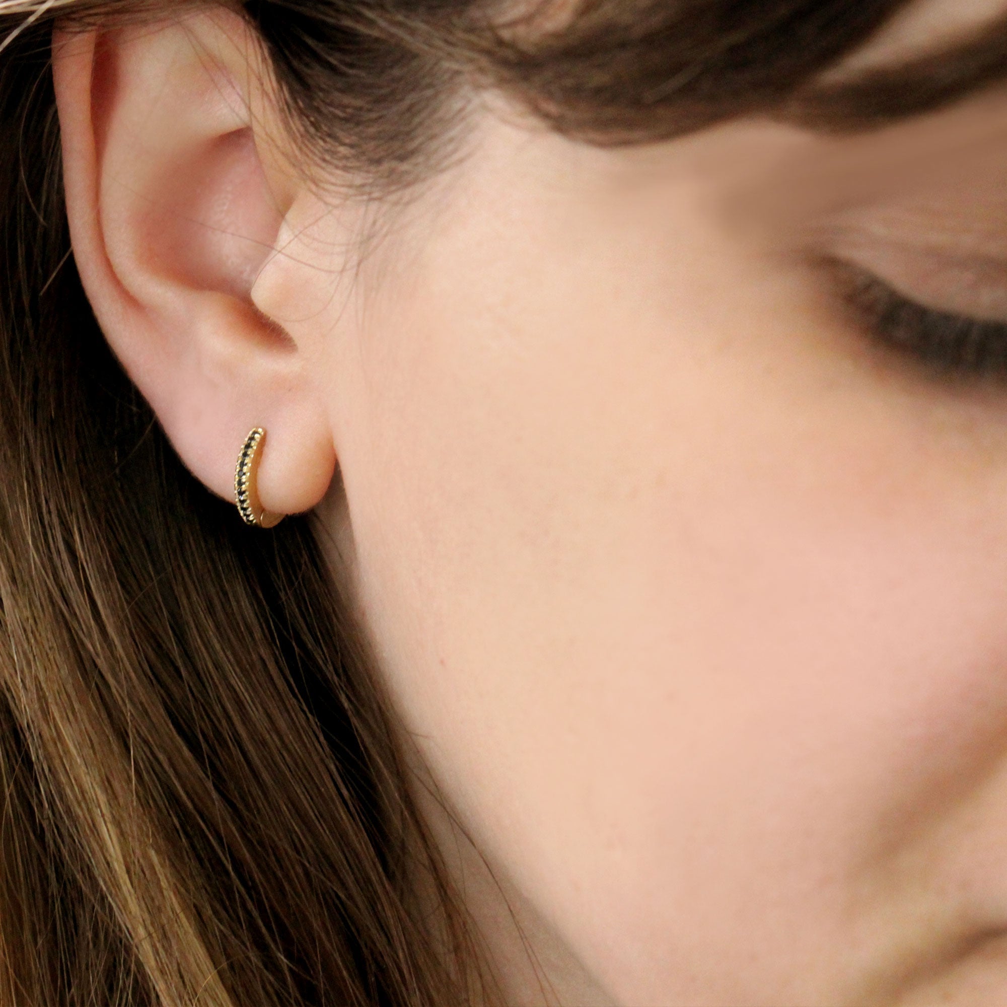 עגיל חישוק קלואי קטן - 10.5 מ"מ יהלומים שחורים