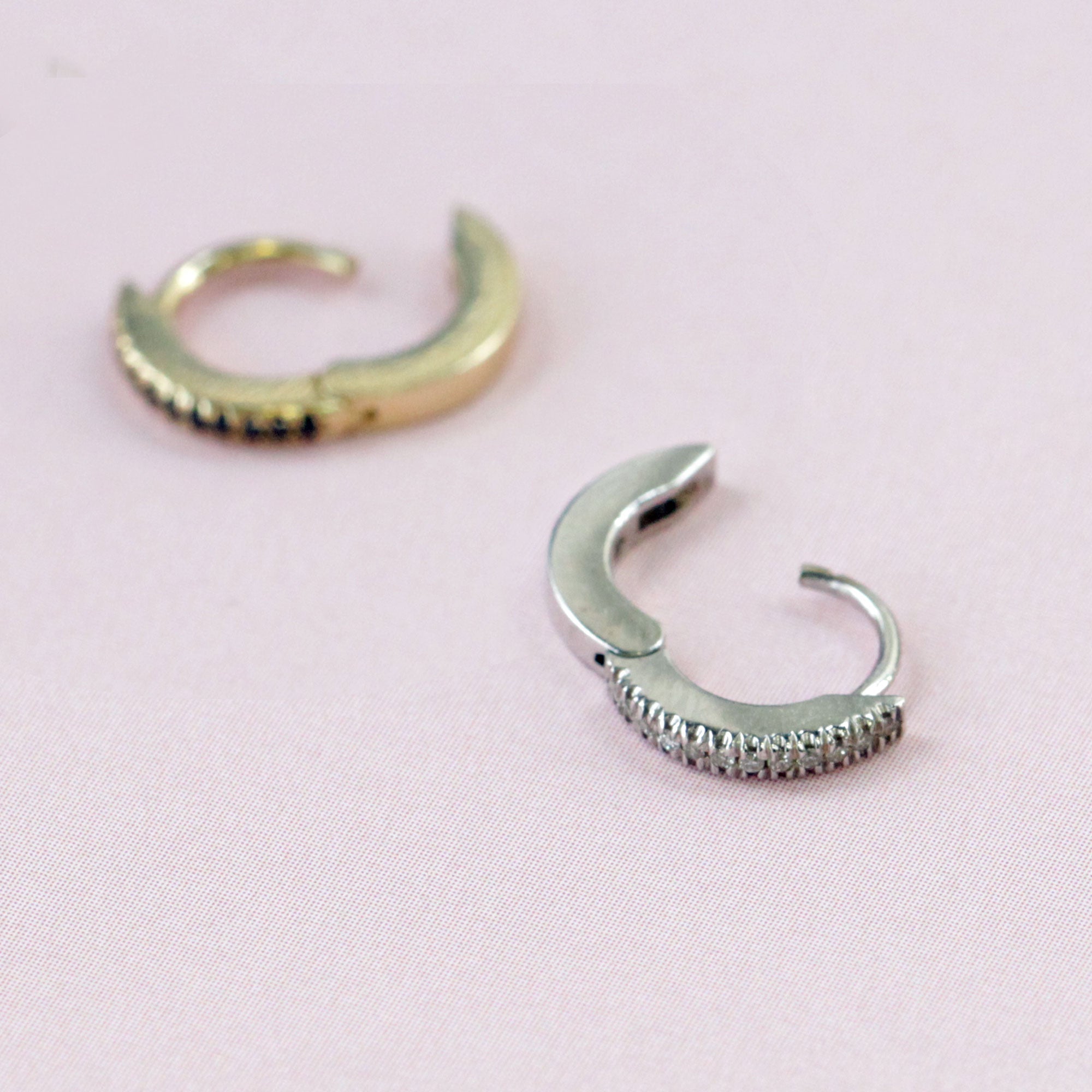 עגיל חישוק קלואי קטן - 10.5 מ"מ יהלומים שחורים