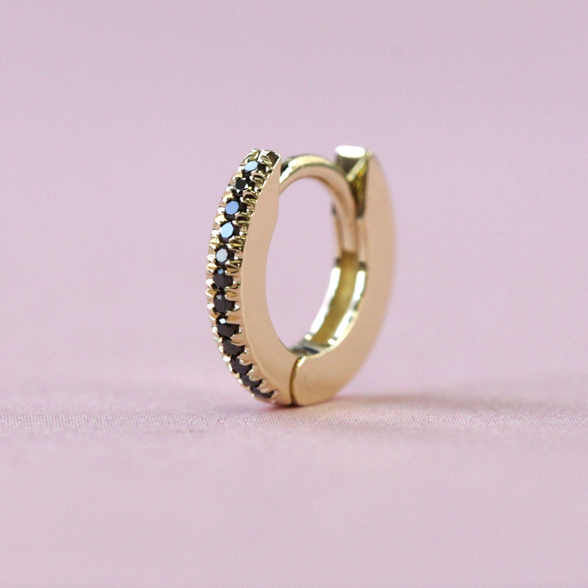 עגיל חישוק קלואי קטן - 10.5 מ"מ יהלומים שחורים