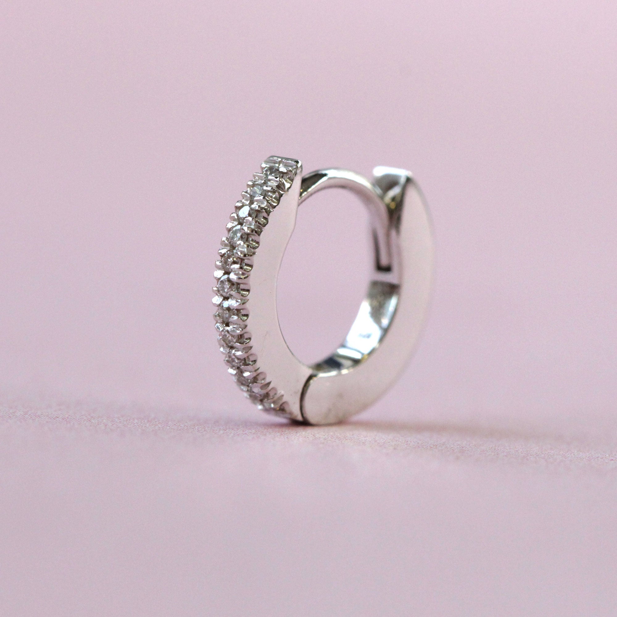 עגיל חישוק קלואי קטן - 10.5 מ"מ יהלומים לבנים