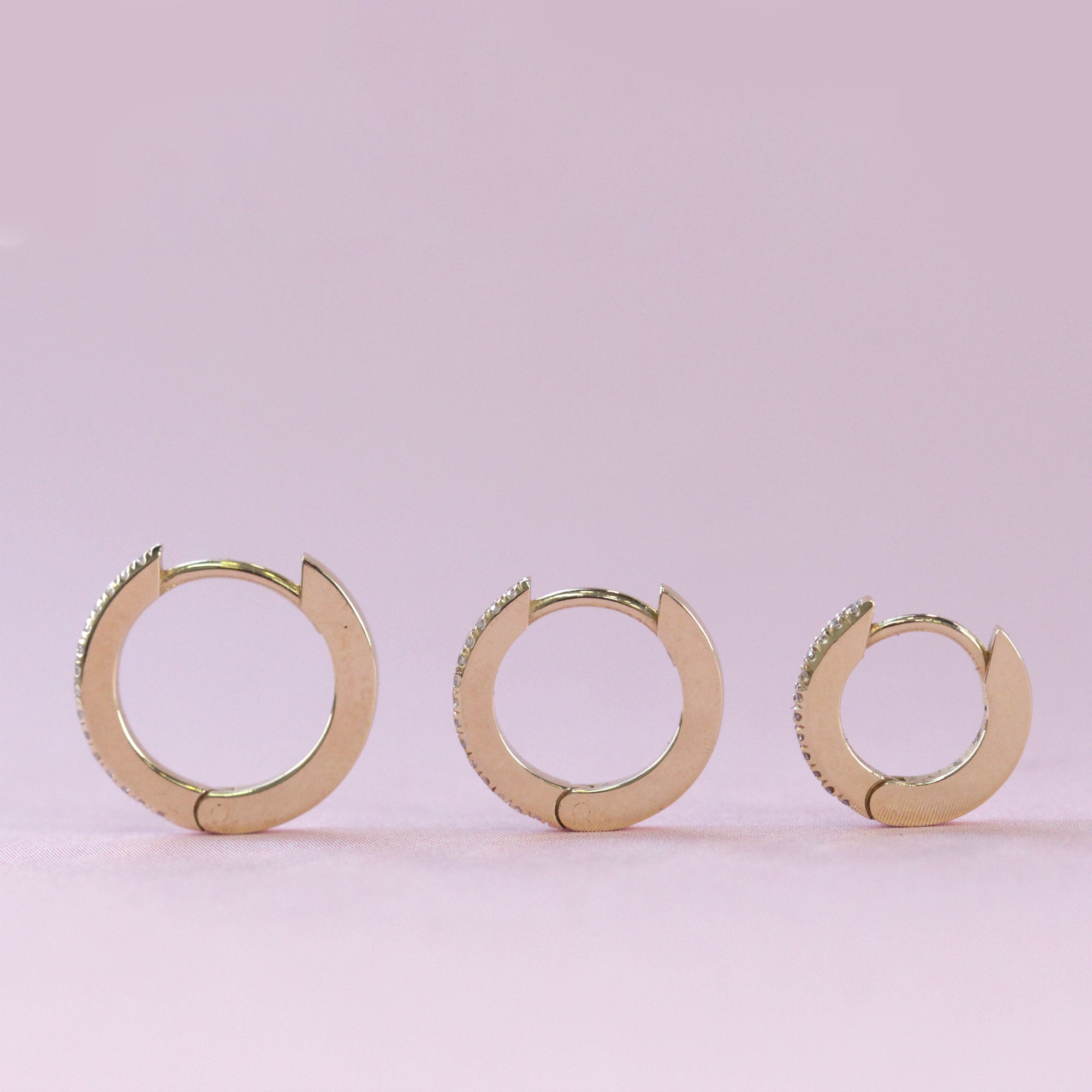 עגיל חישוק קלואי בינוני - 12 מ"מ יהלומים לבנים