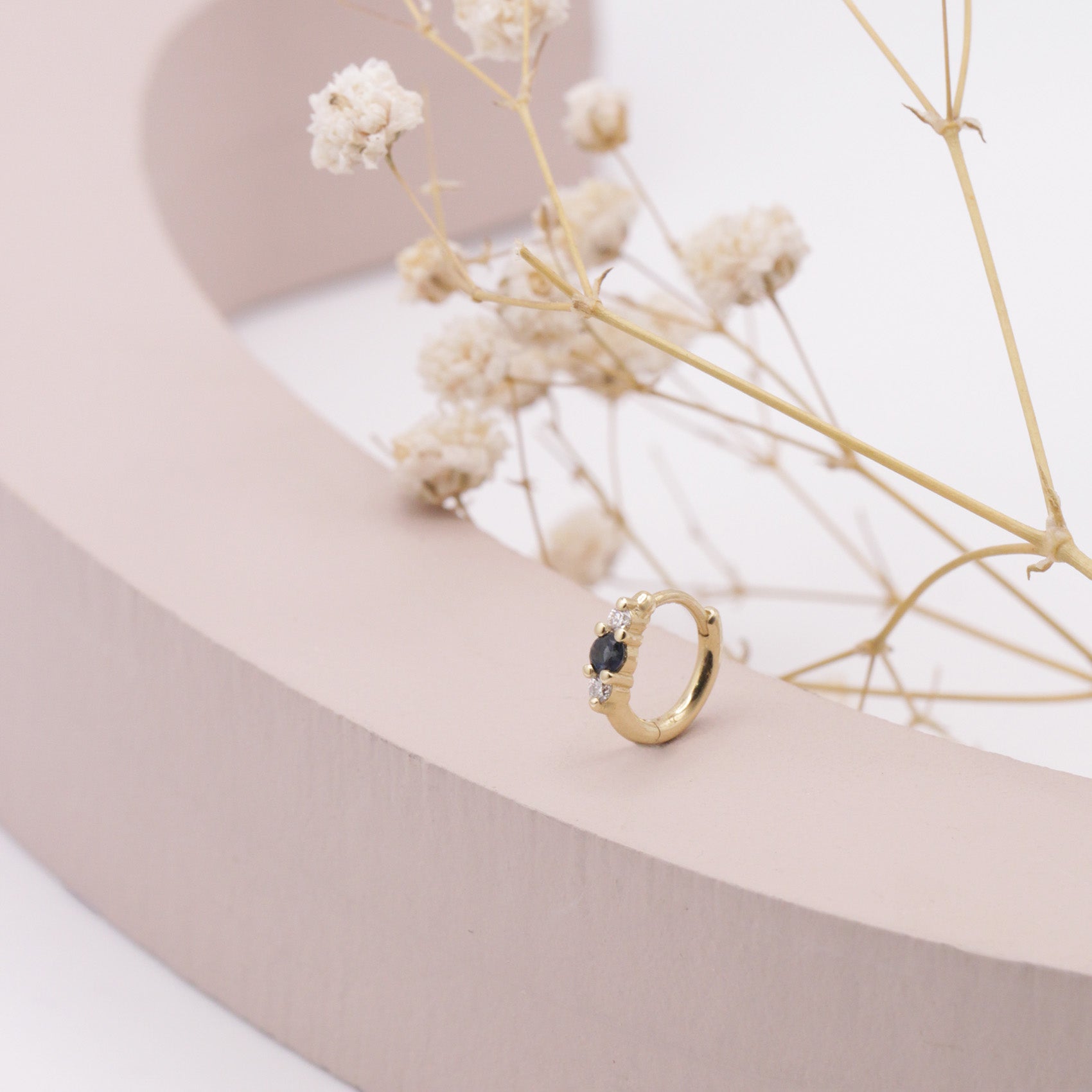 חישוק מיני אודרי עם ספיר ויהלומים לבנים