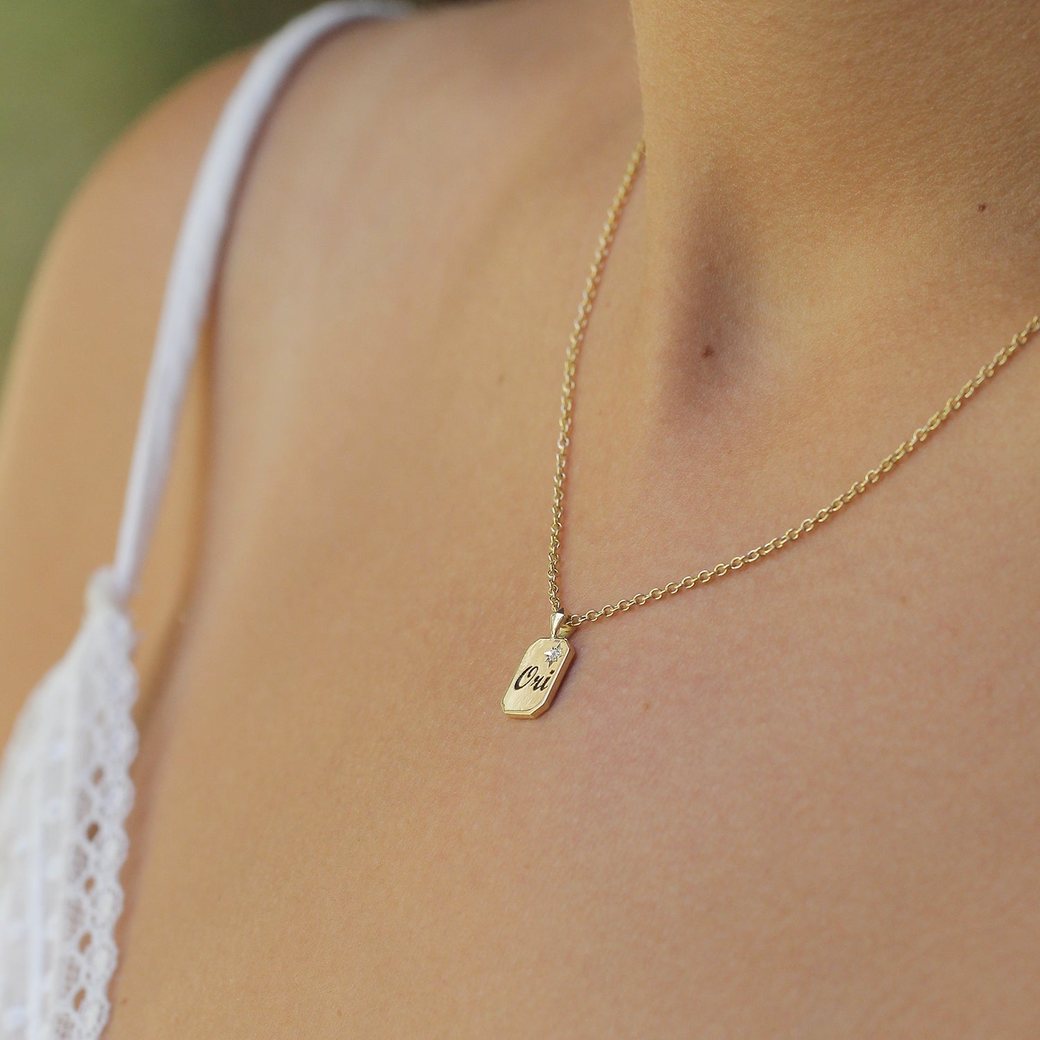 שרשרת דיסקית קטנה עם שיבוץ וחריטה