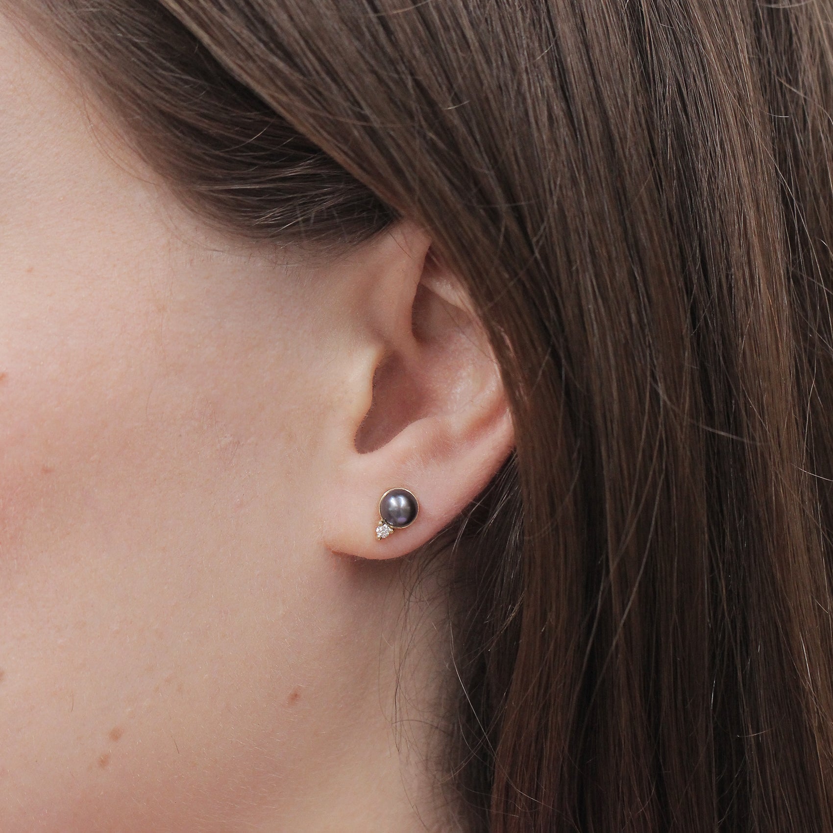 עגיל סקארלט עם פנינה שחורה ויהלום