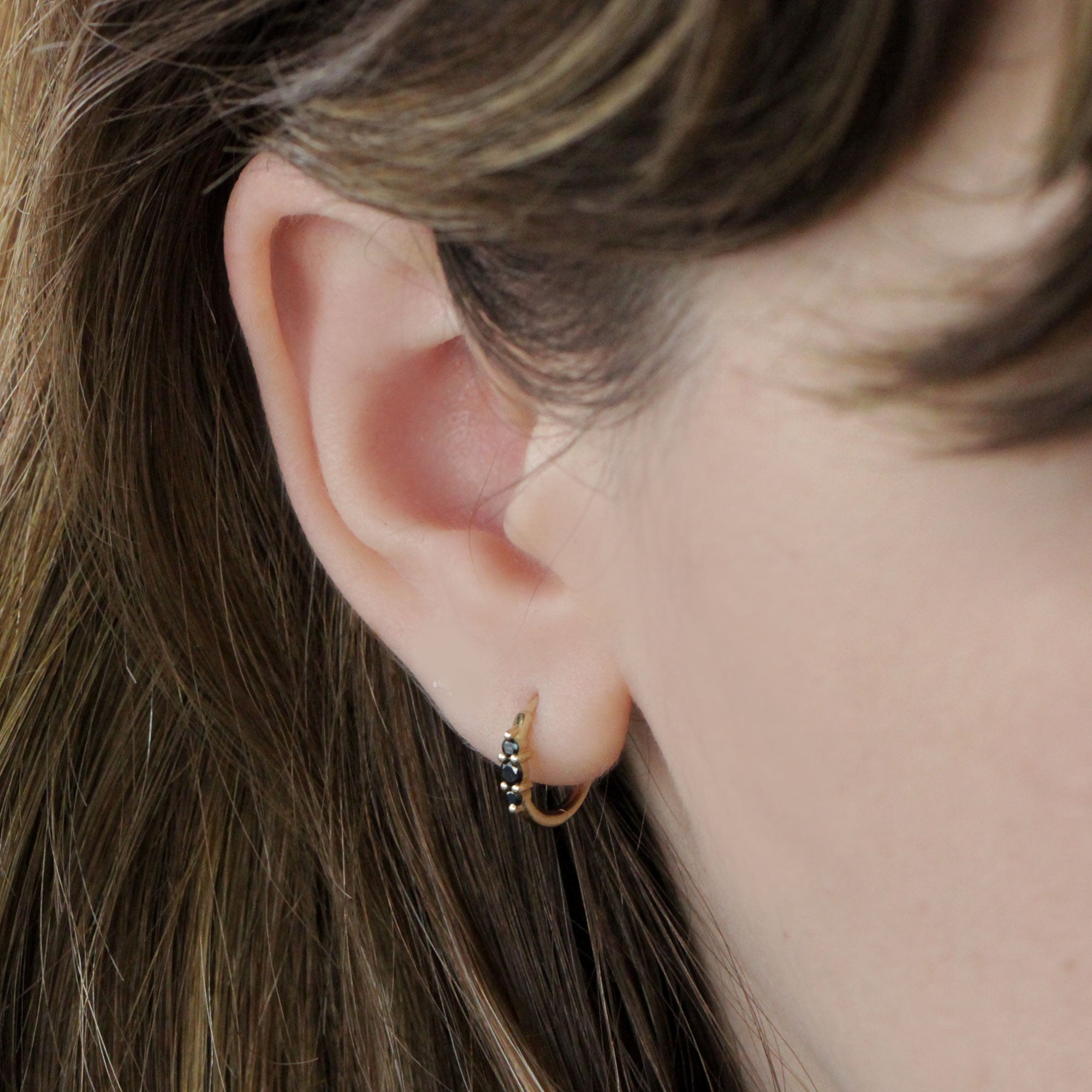 עגיל חישוק אודרי עם יהלומים שחורים