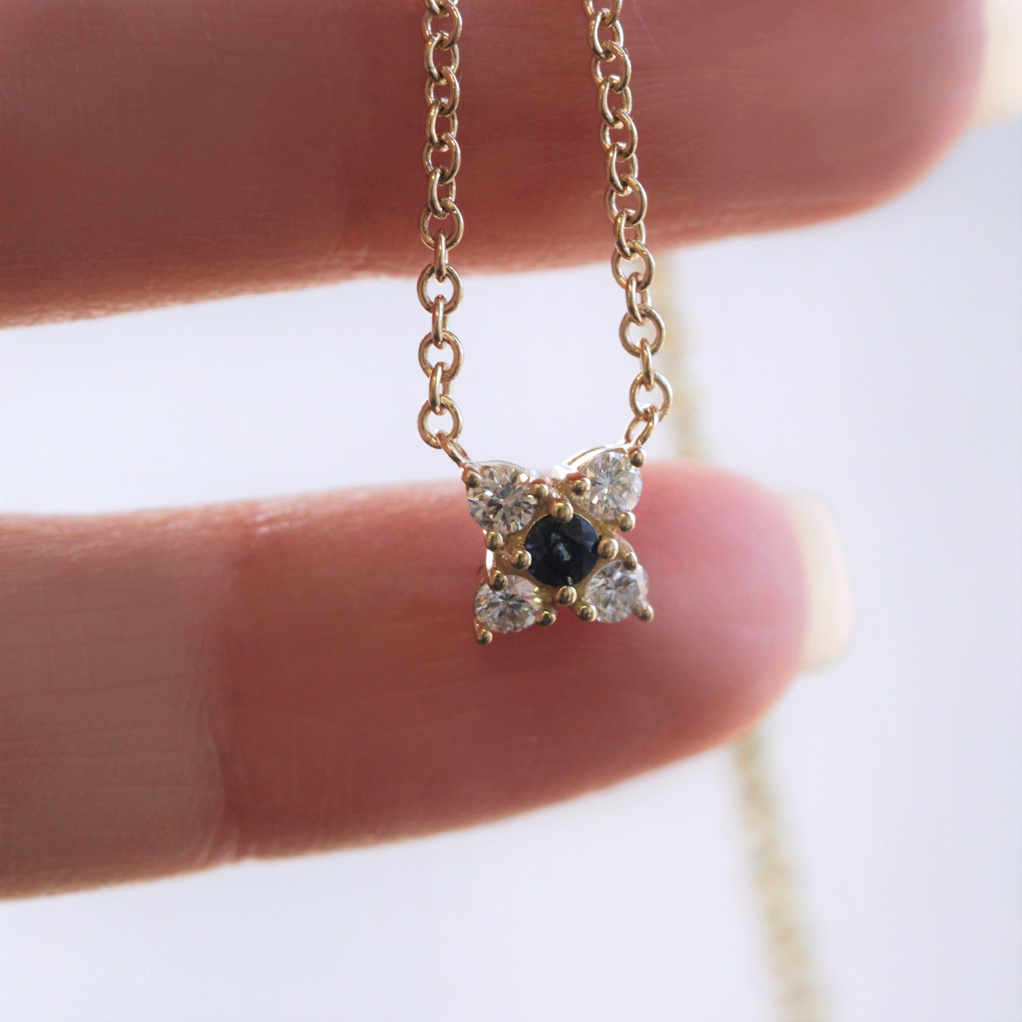 שרשרת ולנטינה עם יהלומים לבנים וספיר