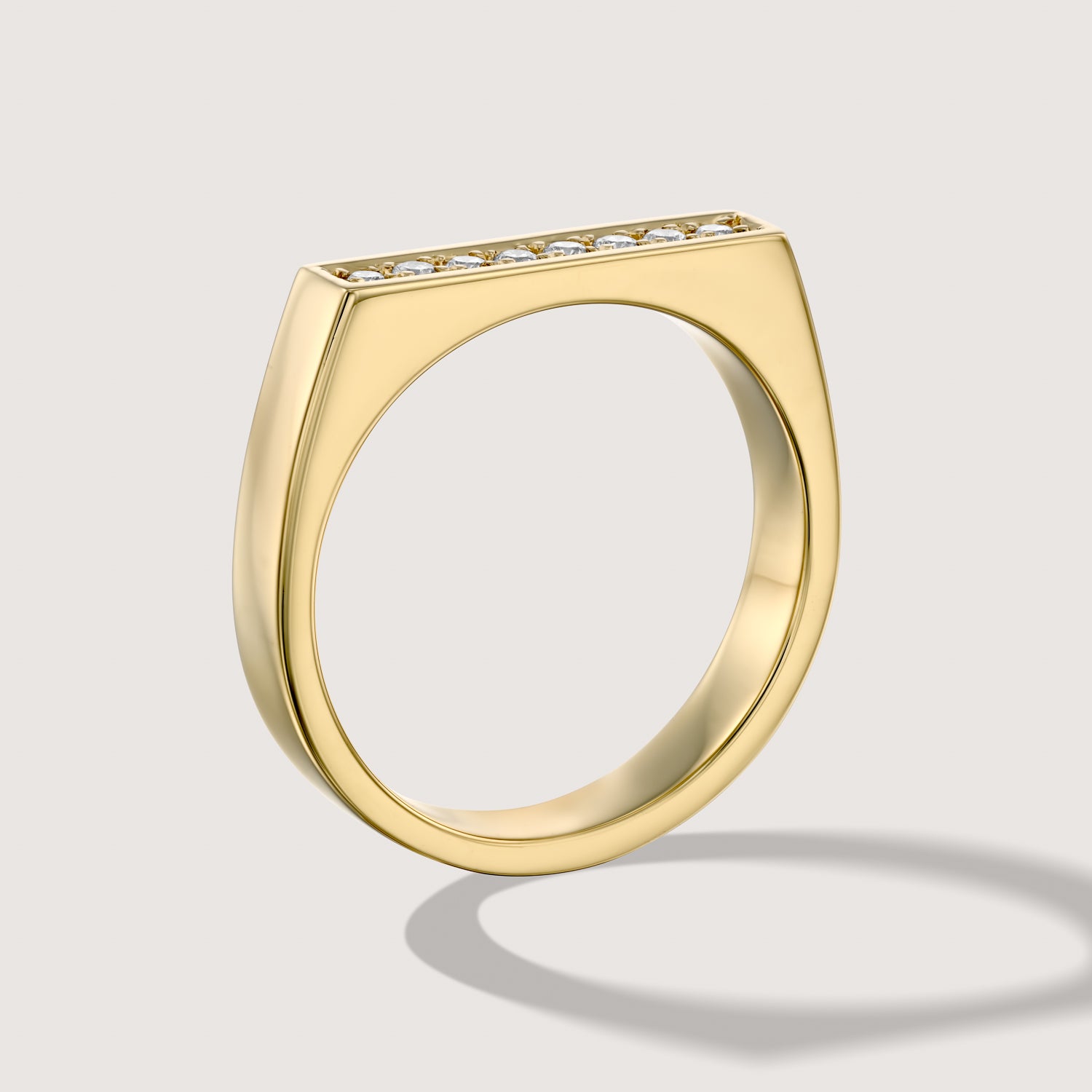 טבעת שרלוט עם שורת יהלומים לבנים