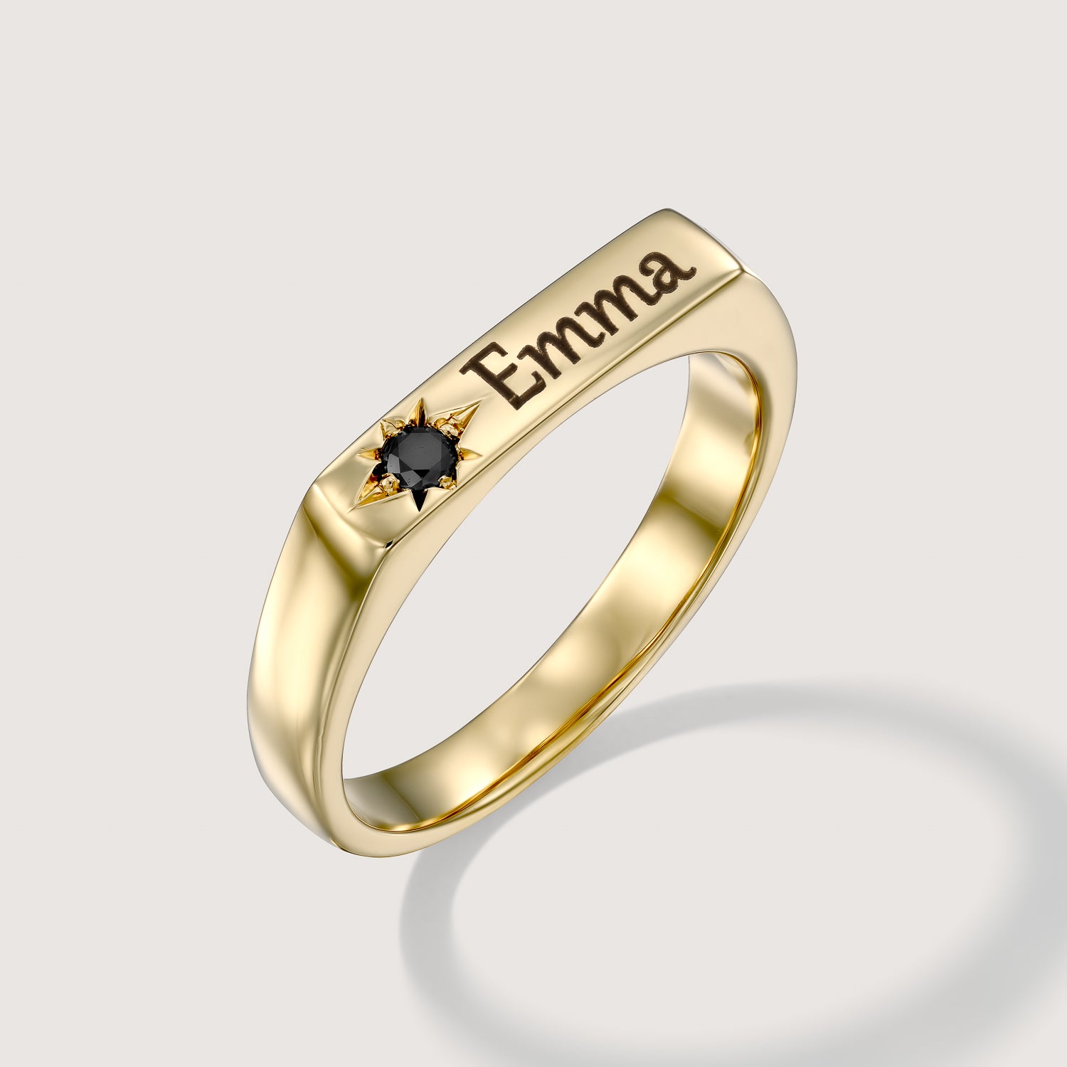 שרלוט עם יהלום שחור וחריטה emma