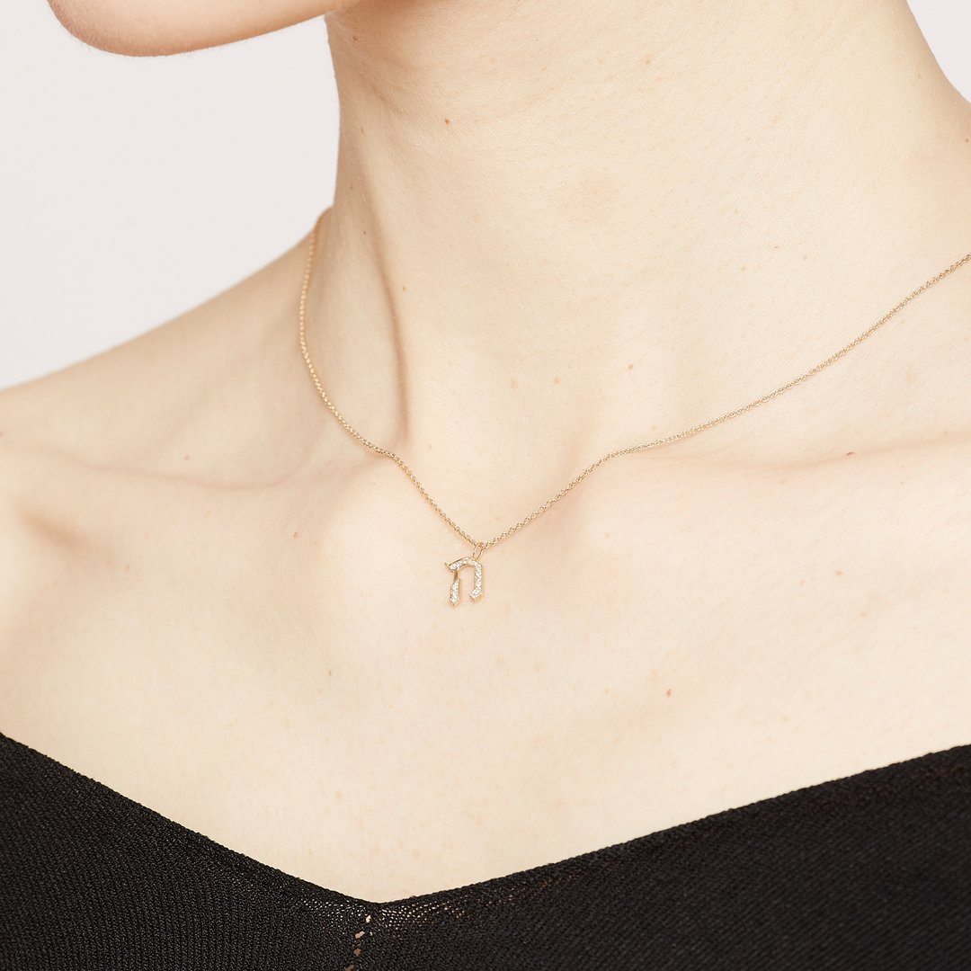 תליון אות קטנה משובץ יהלומים לבנים