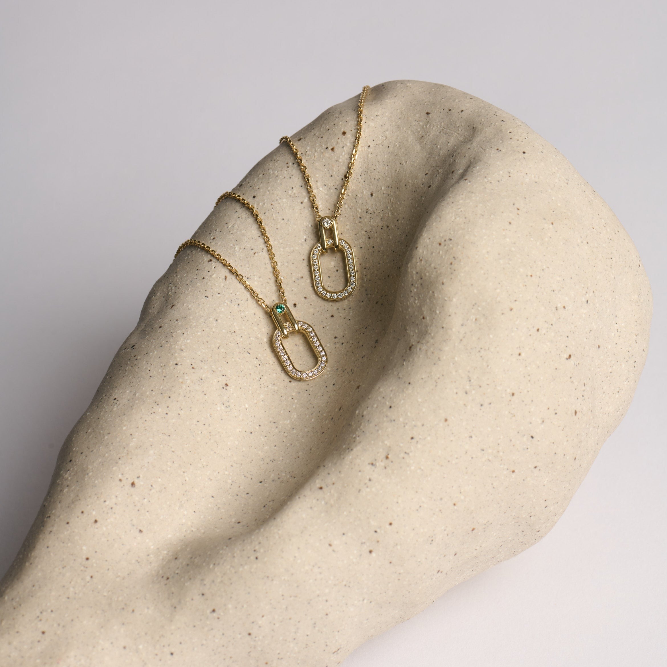 ואזה מקומטת אפורה