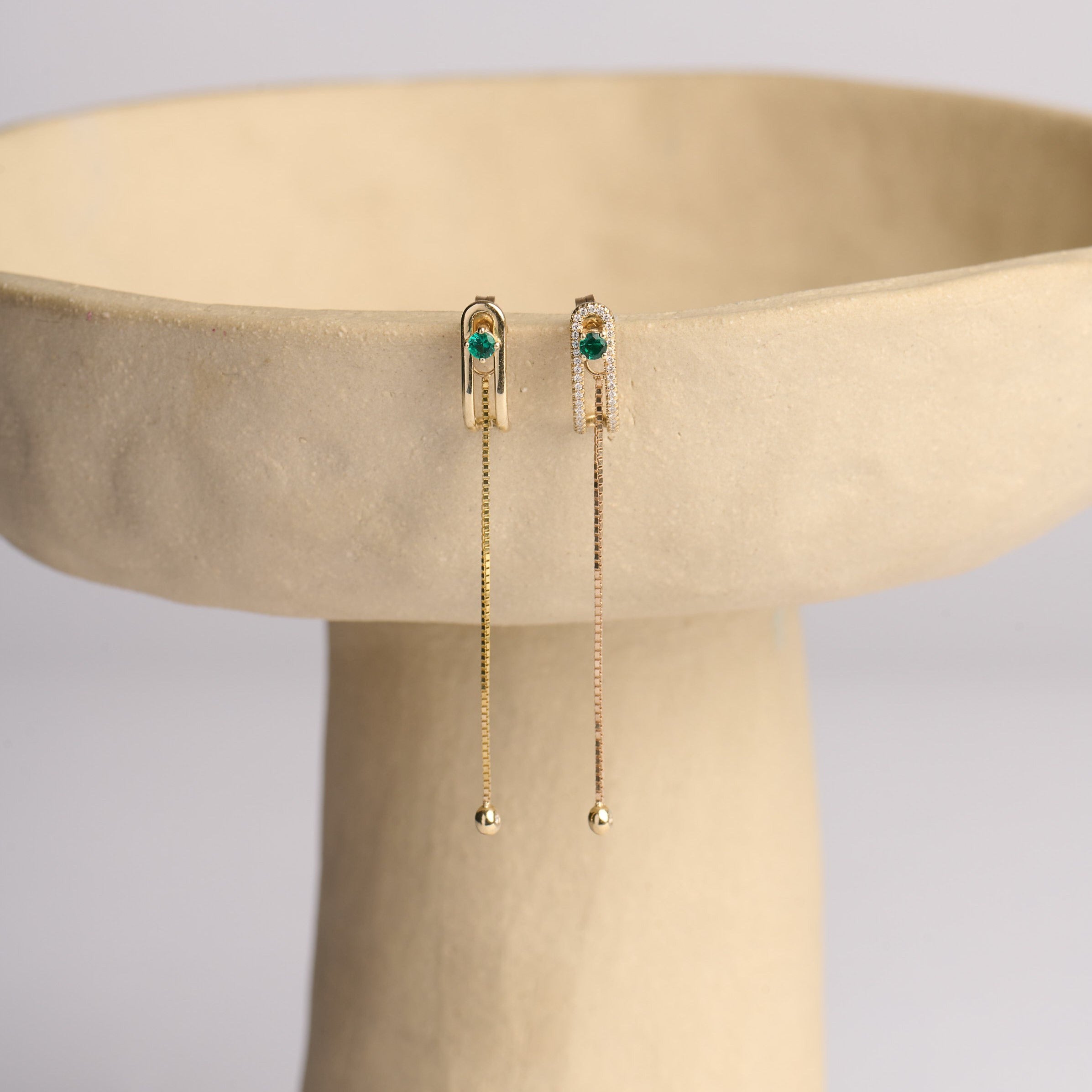 קערה על רגל גבוהה