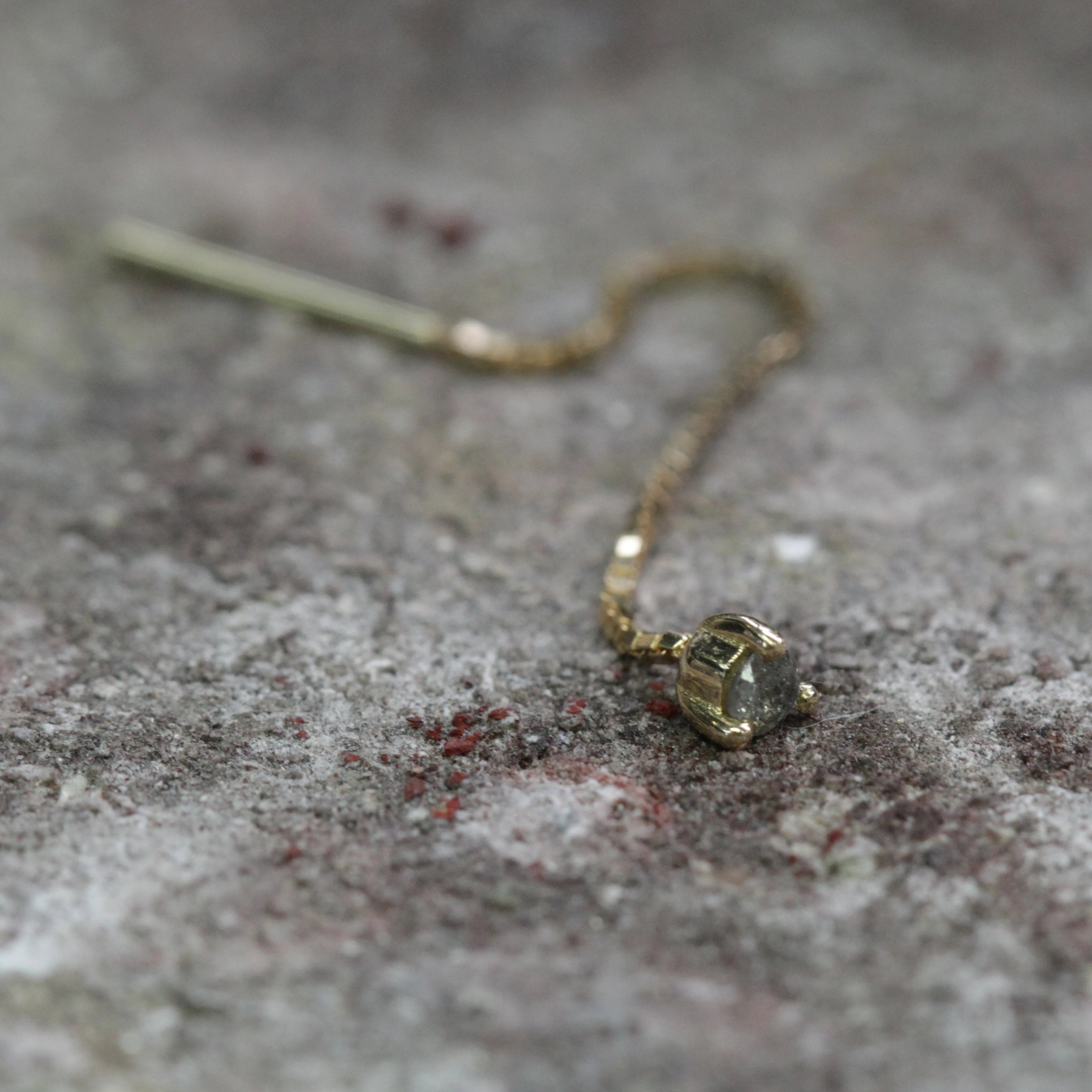 עגיל נוני יהלום אפור