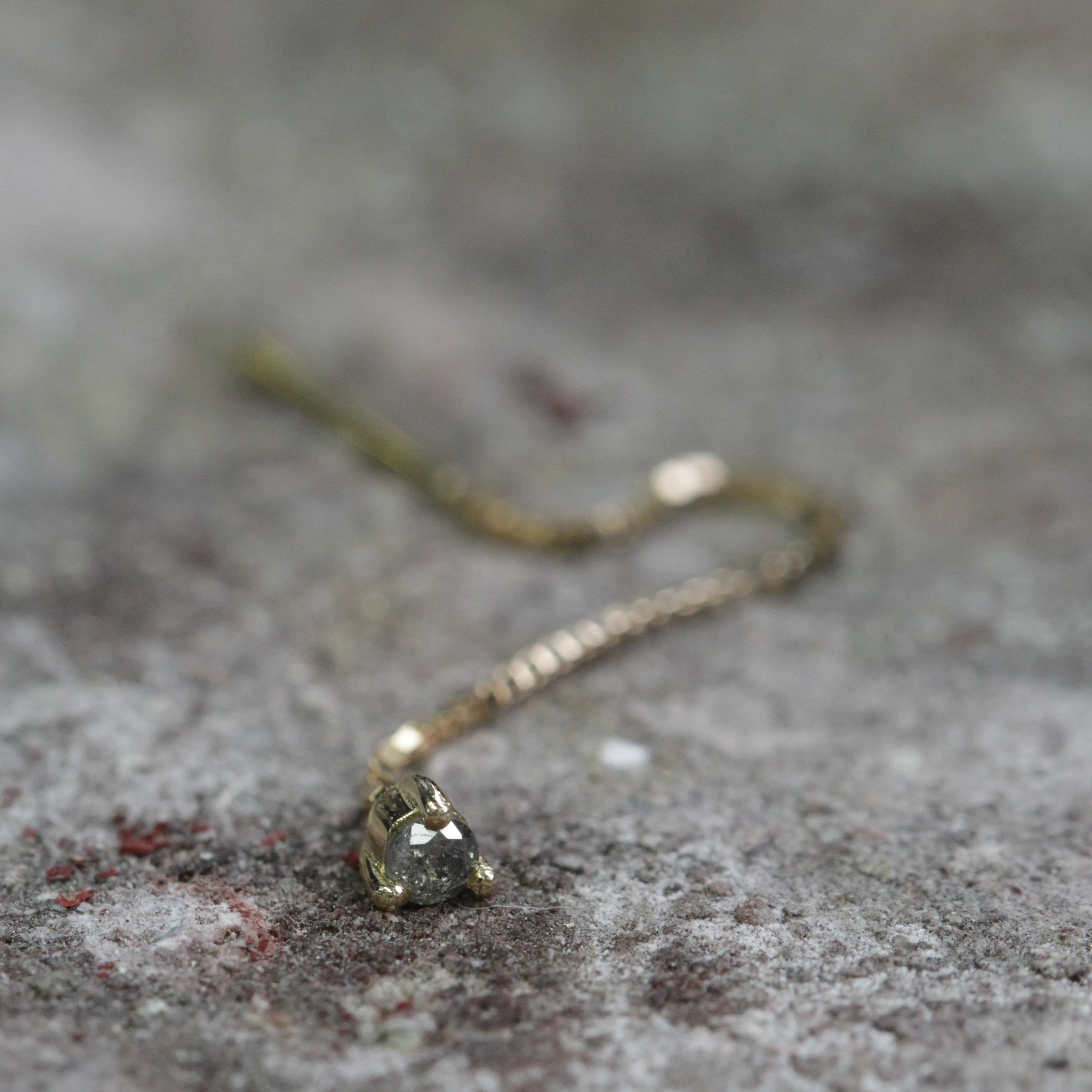 עגיל נוני יהלום אפור