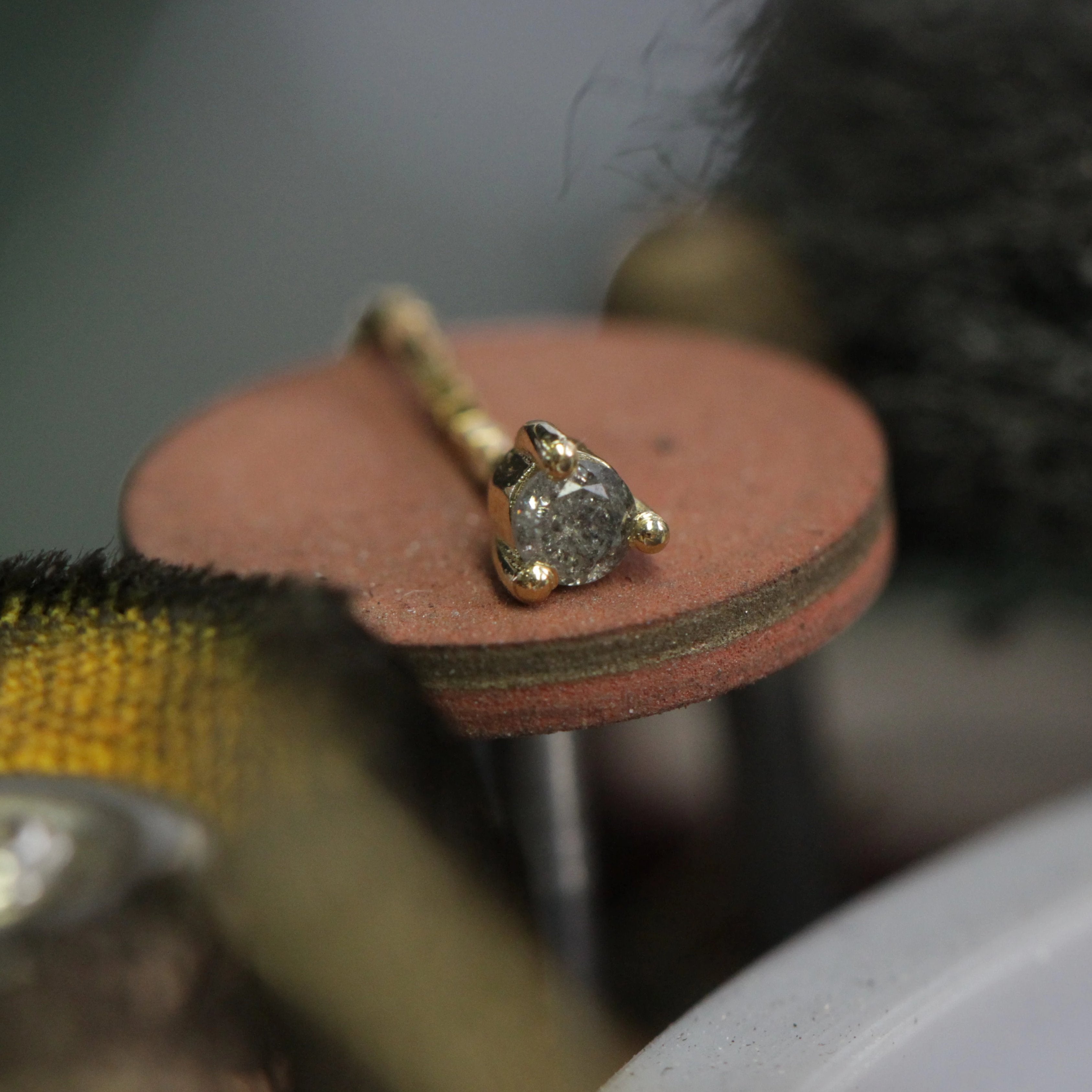 עגיל נוני יהלום אפור