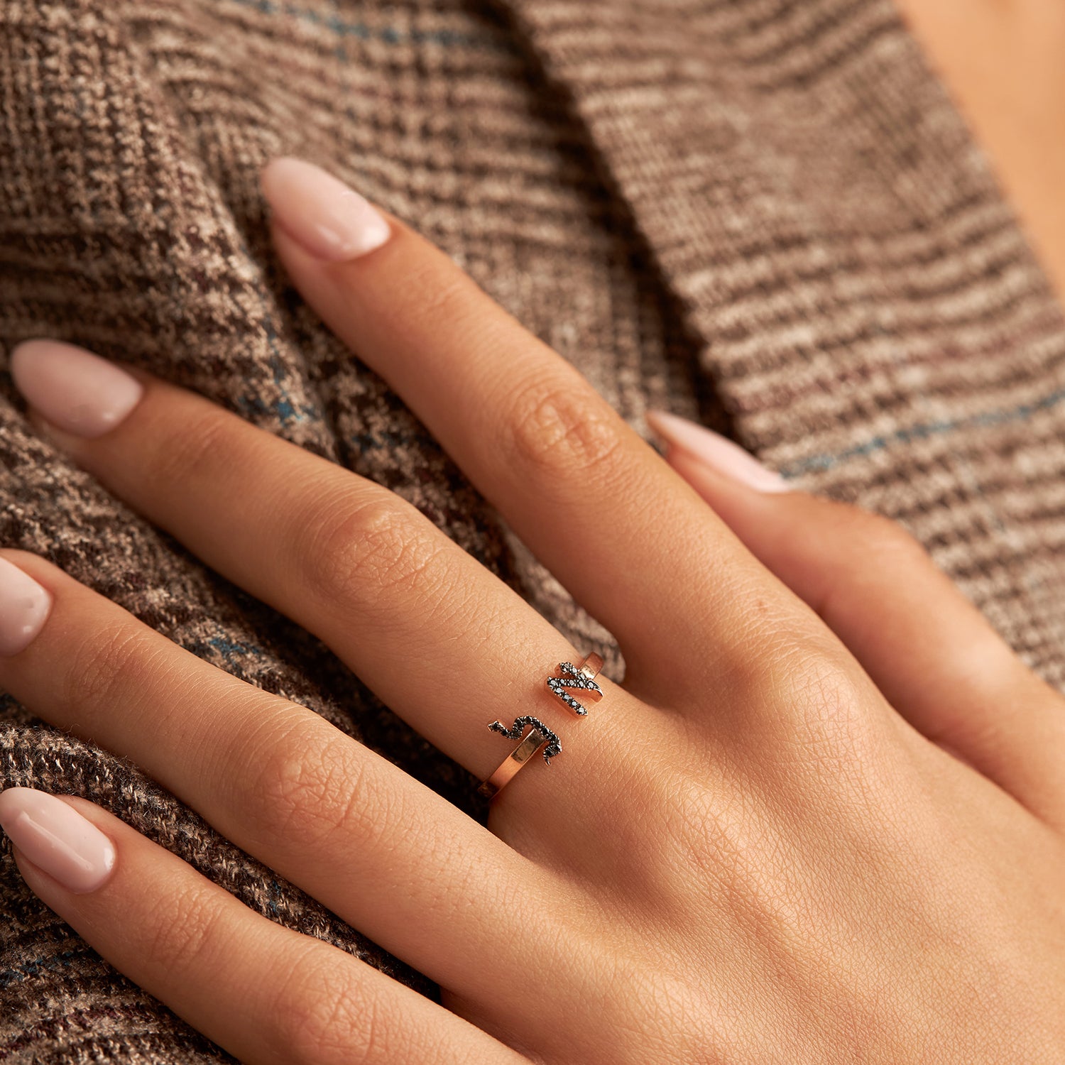 טבעת אותיות פתוחה עם יהלומים שחורים